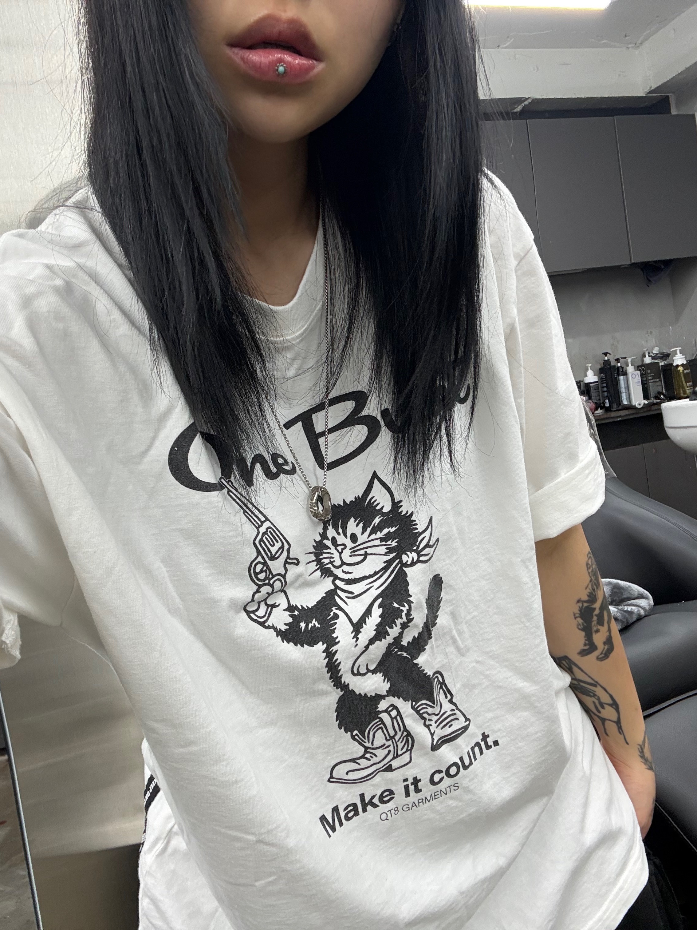 QT8 GARMENTS One Bullet Washed Tee Ivory 착용 스타일 - 2