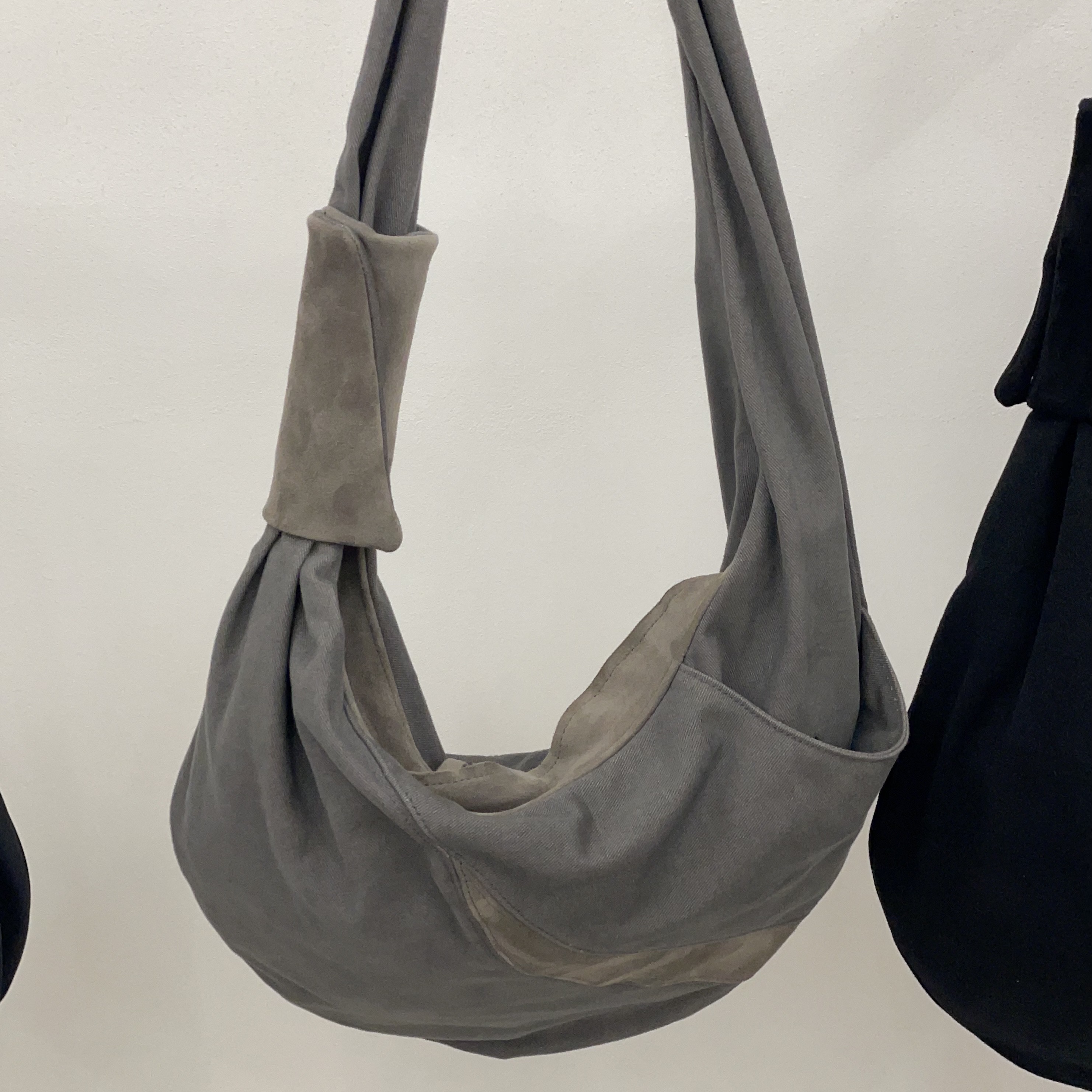 Hatchingroom Curved Bag Grey 착용 스타일