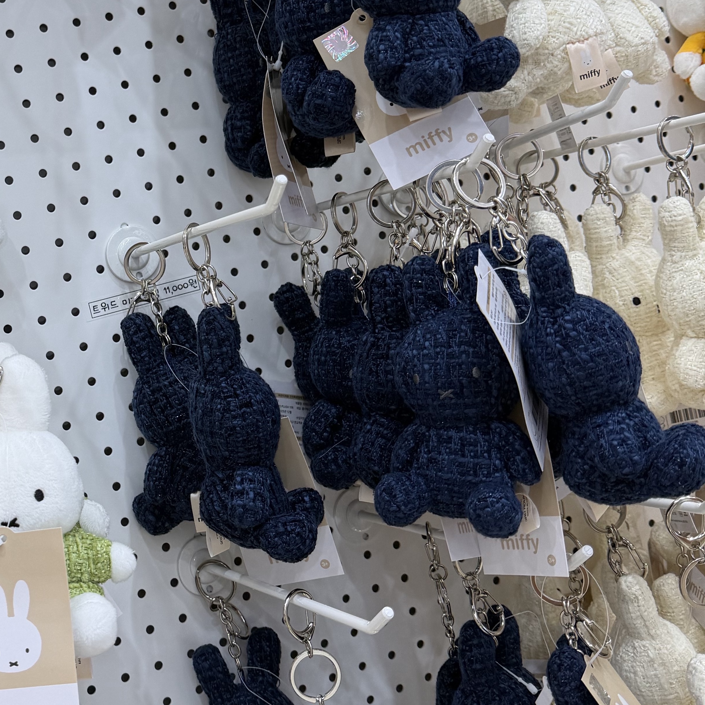 Many a Little MIFFY Tweed Keychain Navy 착용 스타일