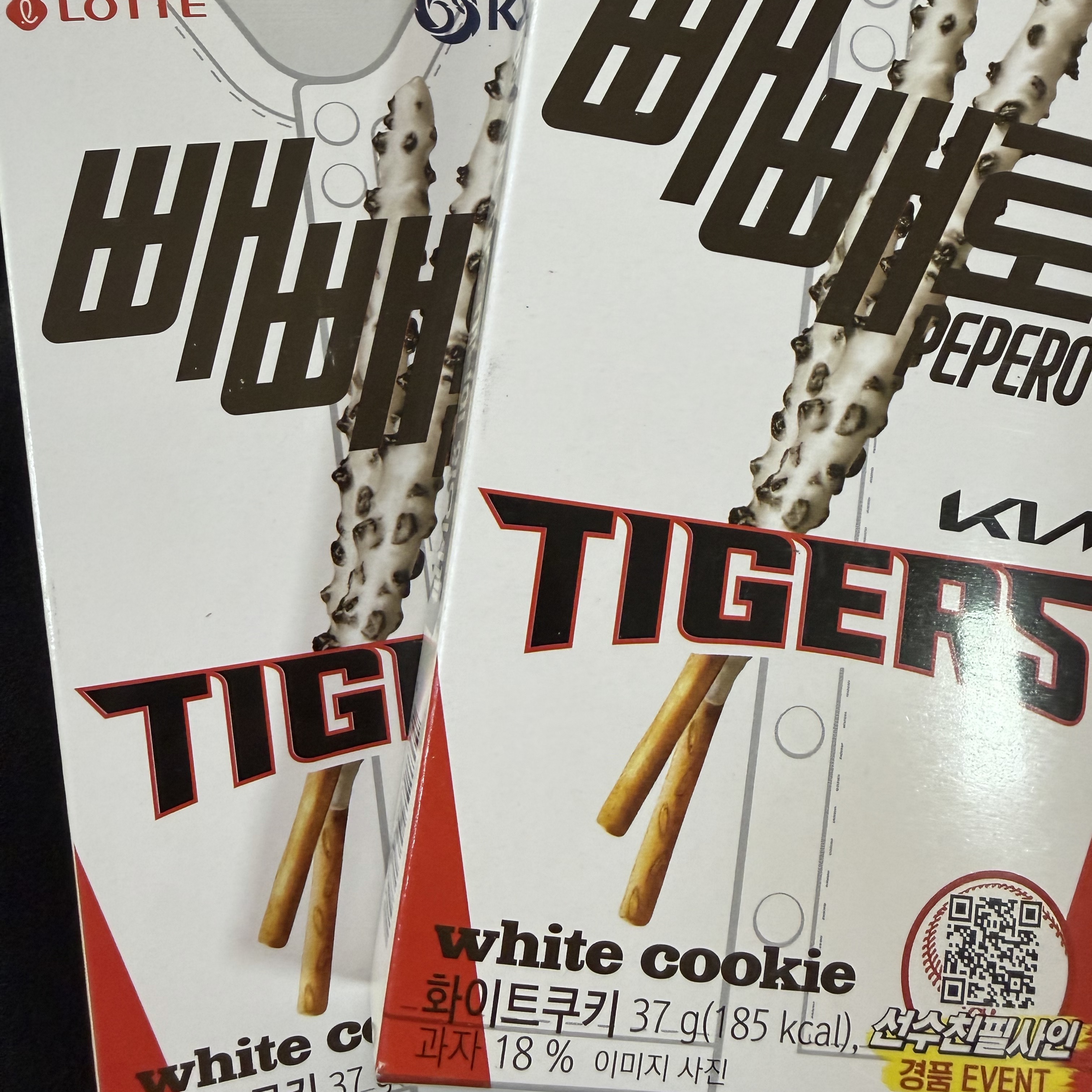 Kia Tigers KBO Kim Do Young The First Monthly 10HR-10SB Anniversary Uniform Black, (W) Adidas Tokyo Pure Sulfur Dark Brown 착용 스타일 - 3