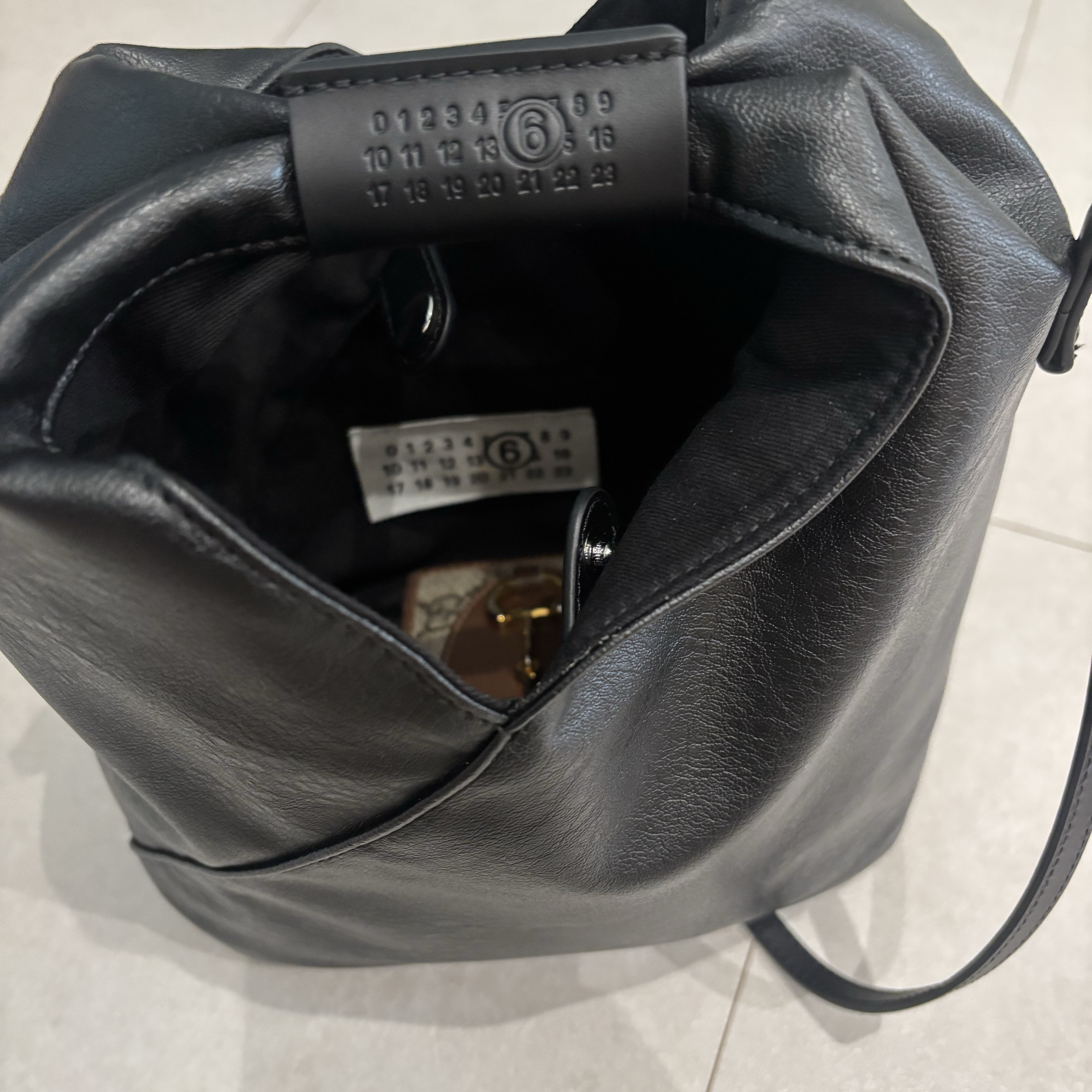 MM6 Maison Margiela Japanese Crossbody Bag Black 착용 스타일 - 1