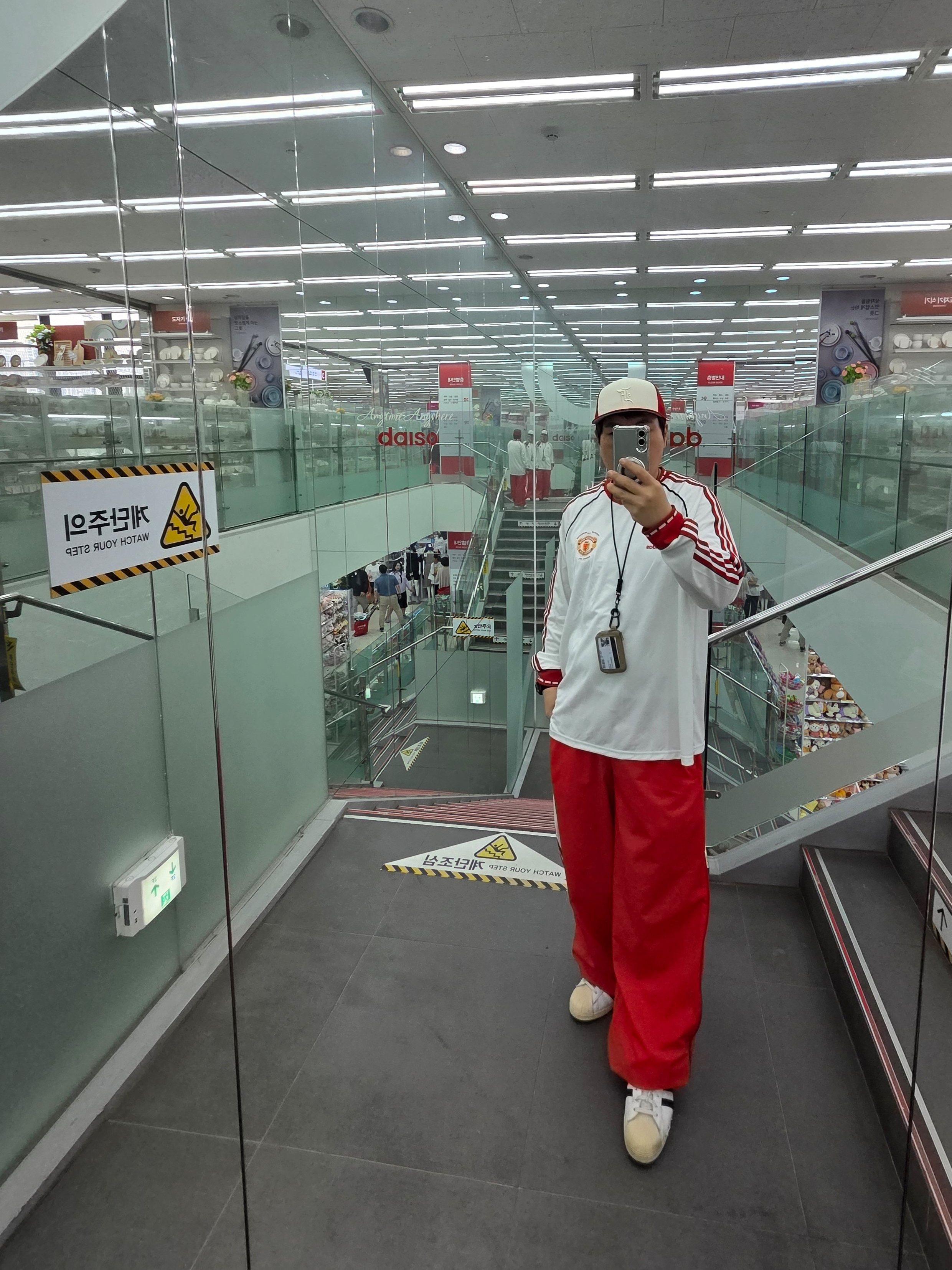 Essentials x New Era 59FIFTY Fitted Cap Scarlet, Adidas Manchester United 91 Away Long Sleeve Jersey White - KR Sizing 착용 스타일 - 2