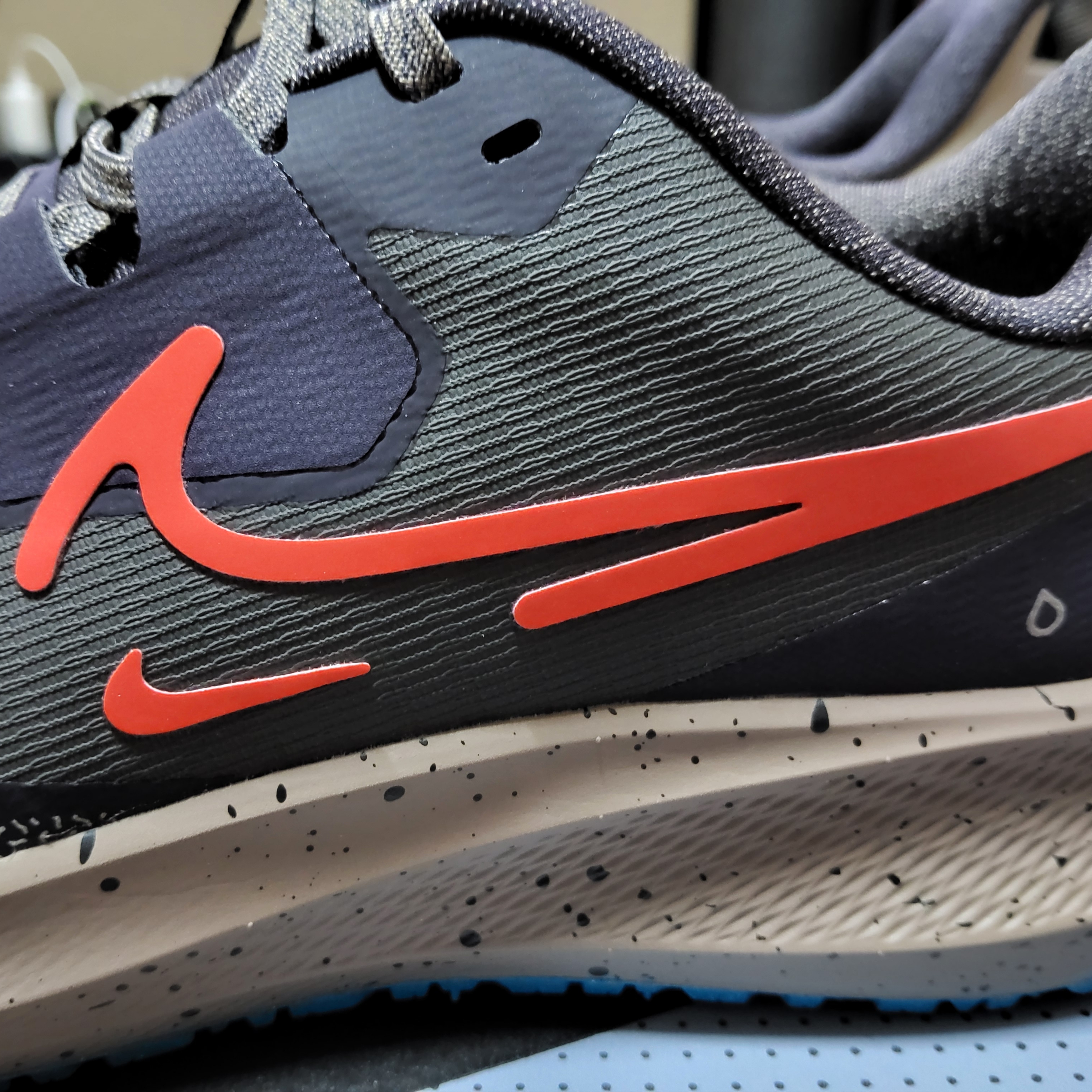 Nike Air Zoom Pegasus 39 Shield Medium Ash Khaki 착용 스타일 - 5