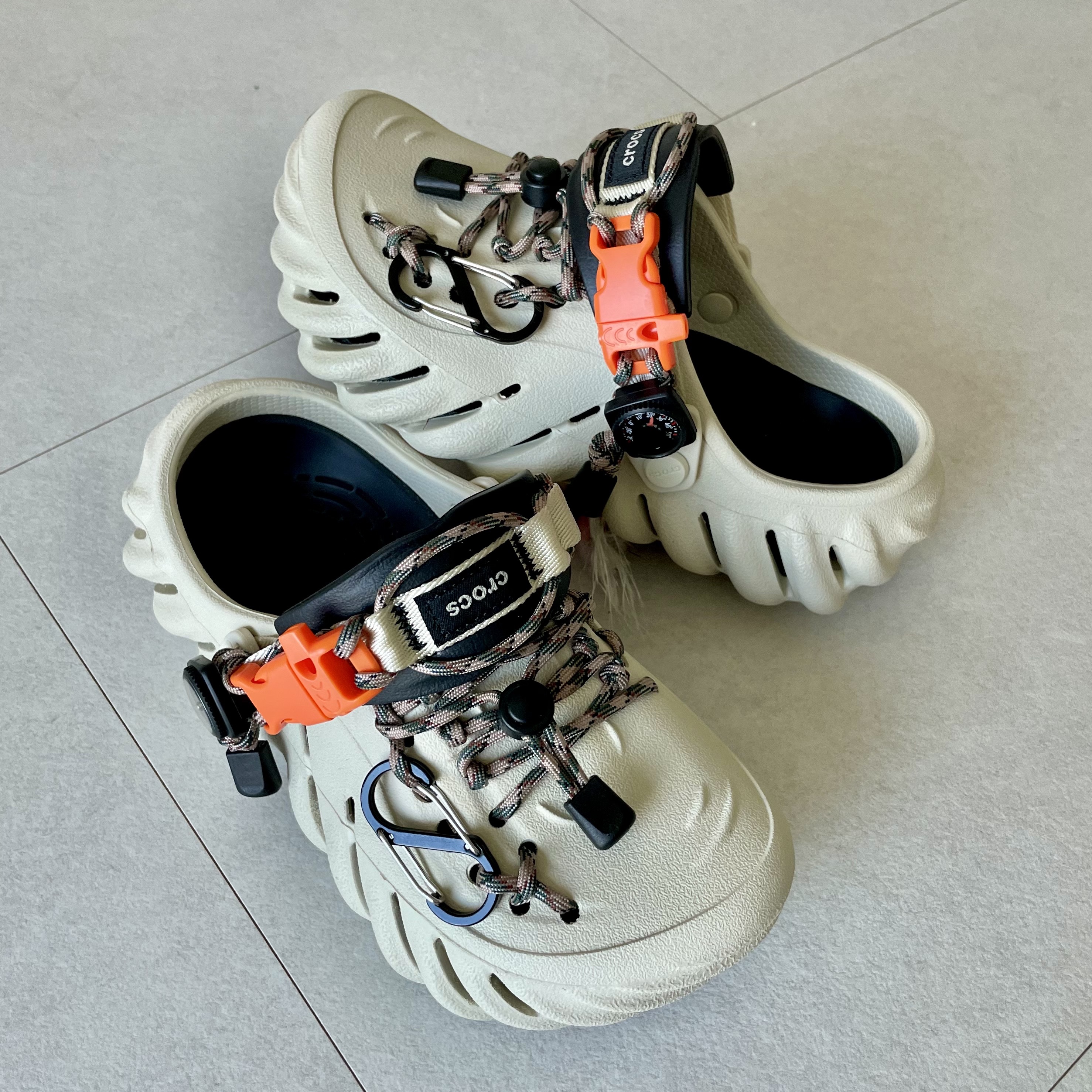 Crocs Echo Clog Bone Black 착용 스타일
