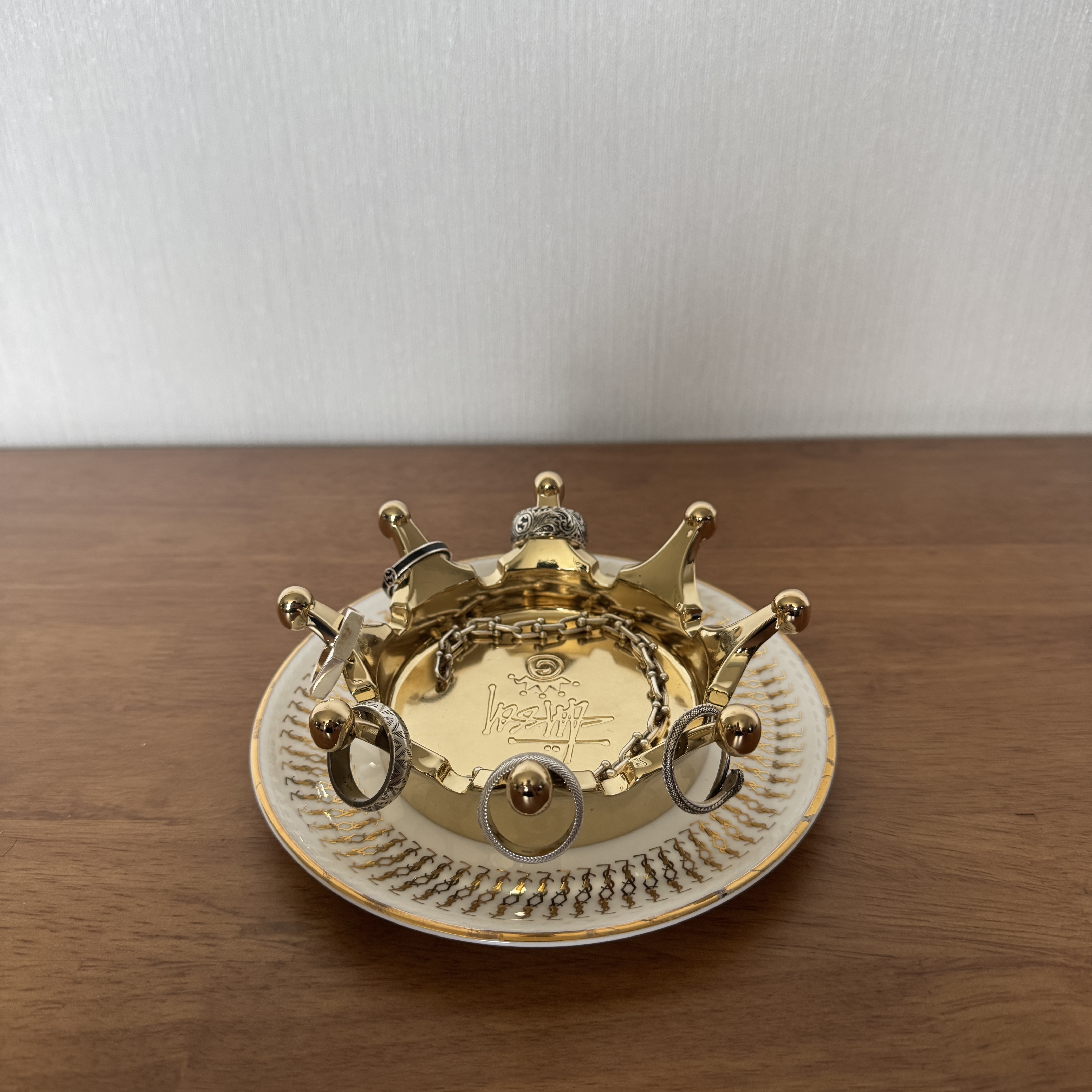 Stussy Crown Ashtray Brass, Dior Guilloche Ring Silver Silver 착용 스타일 - 2