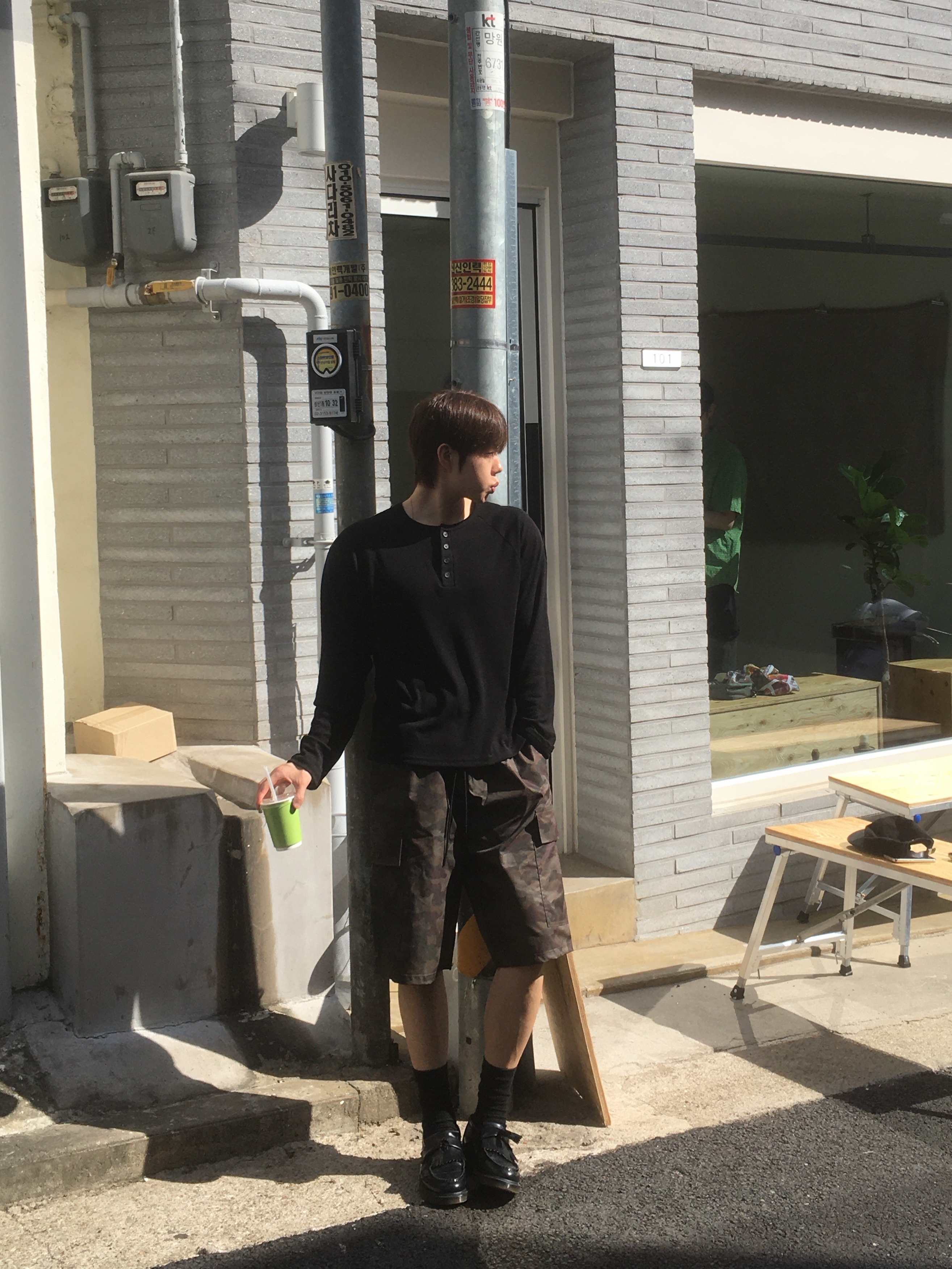 Dr. Martens Adrian Smooth Black 착용 스타일 - 4