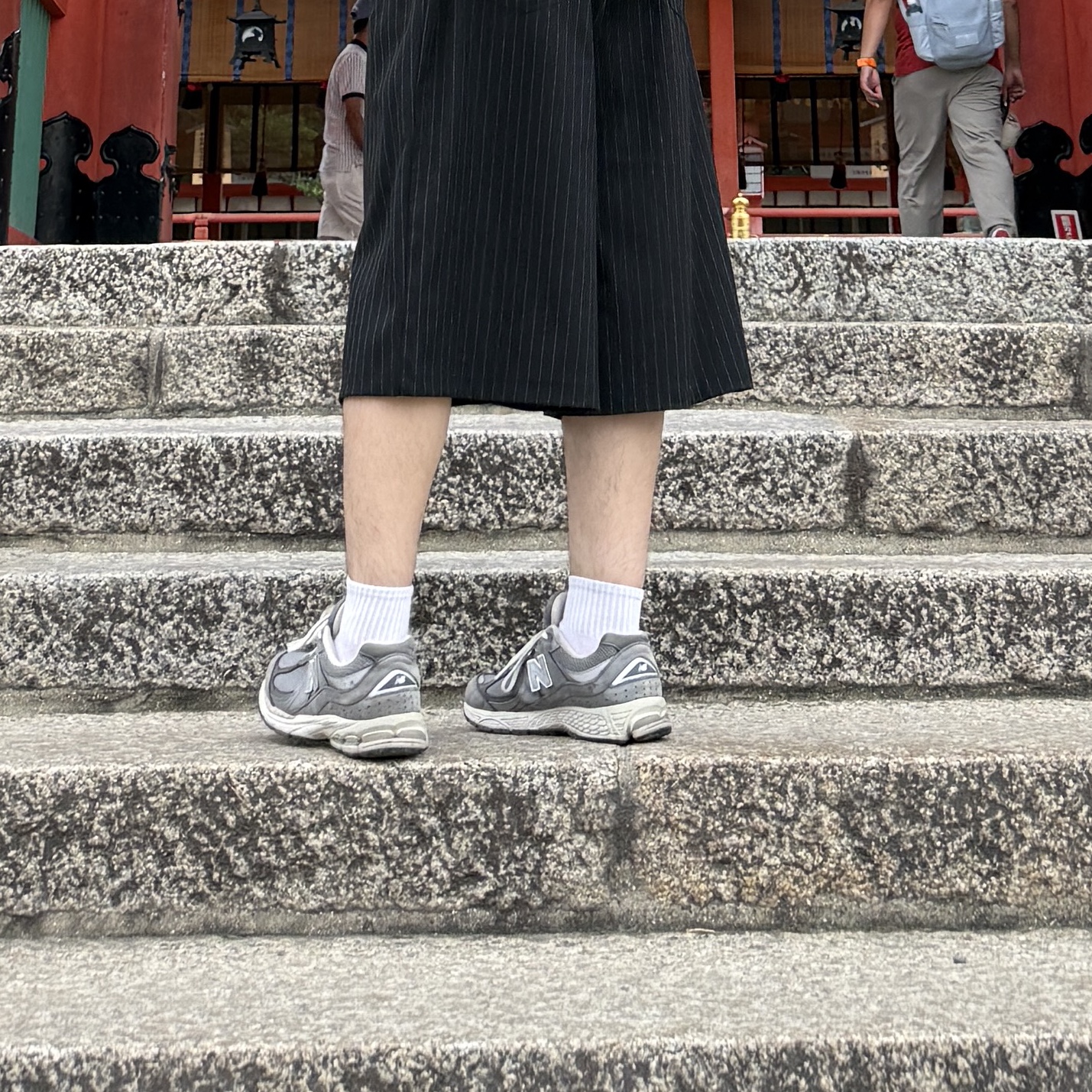 New Balance 2002R Premium Vintage Grey 착용 스타일