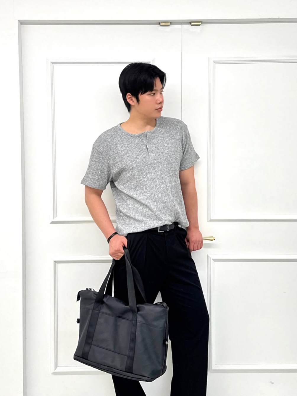 Knitted Henley Neck Crop Knit T-Shirts Grey 착용 스타일 - 1