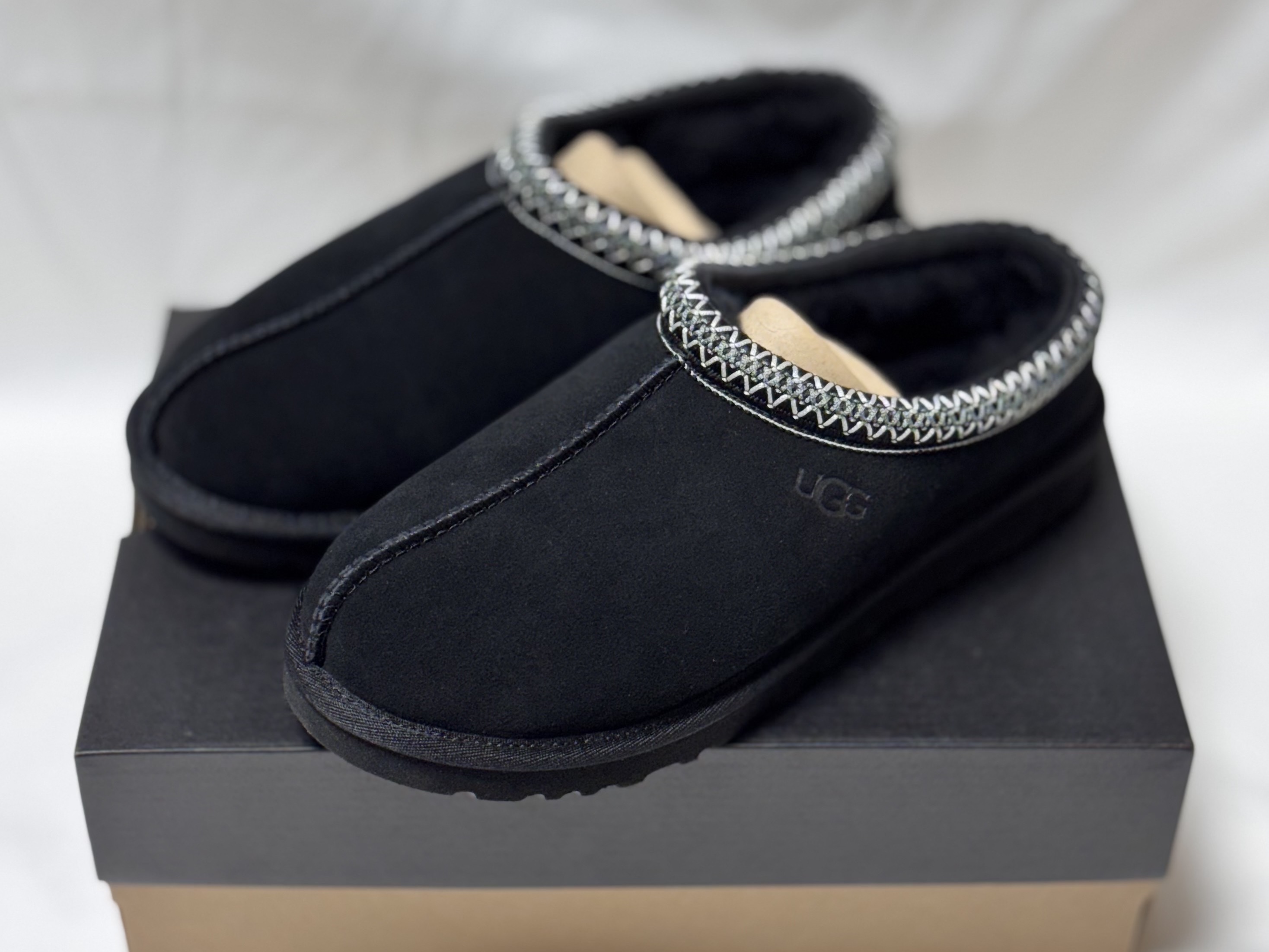 UGG Tasman II Slipper Black 착용 스타일