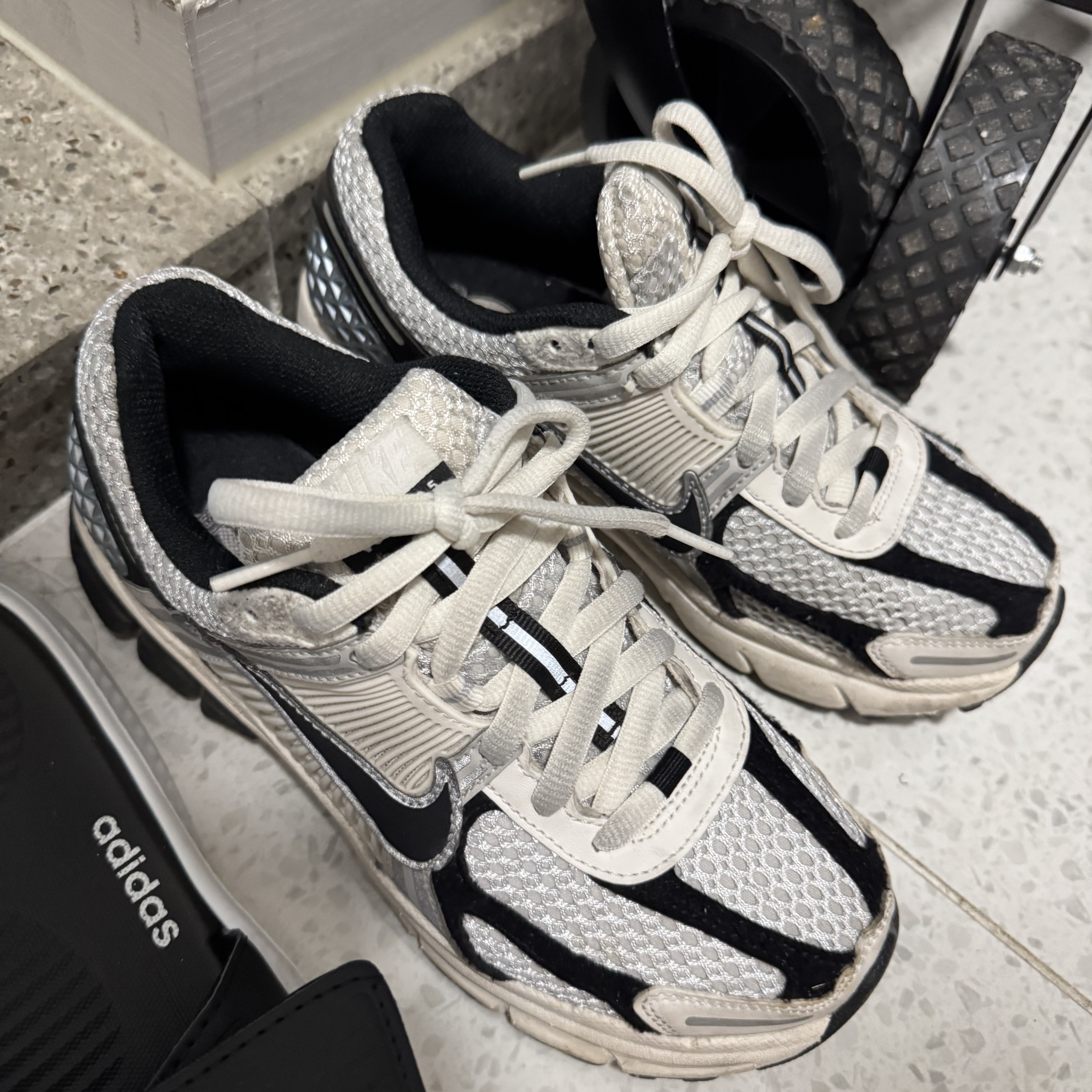 Nike Zoom Vomero 5 Light Bone and Black 착용 스타일