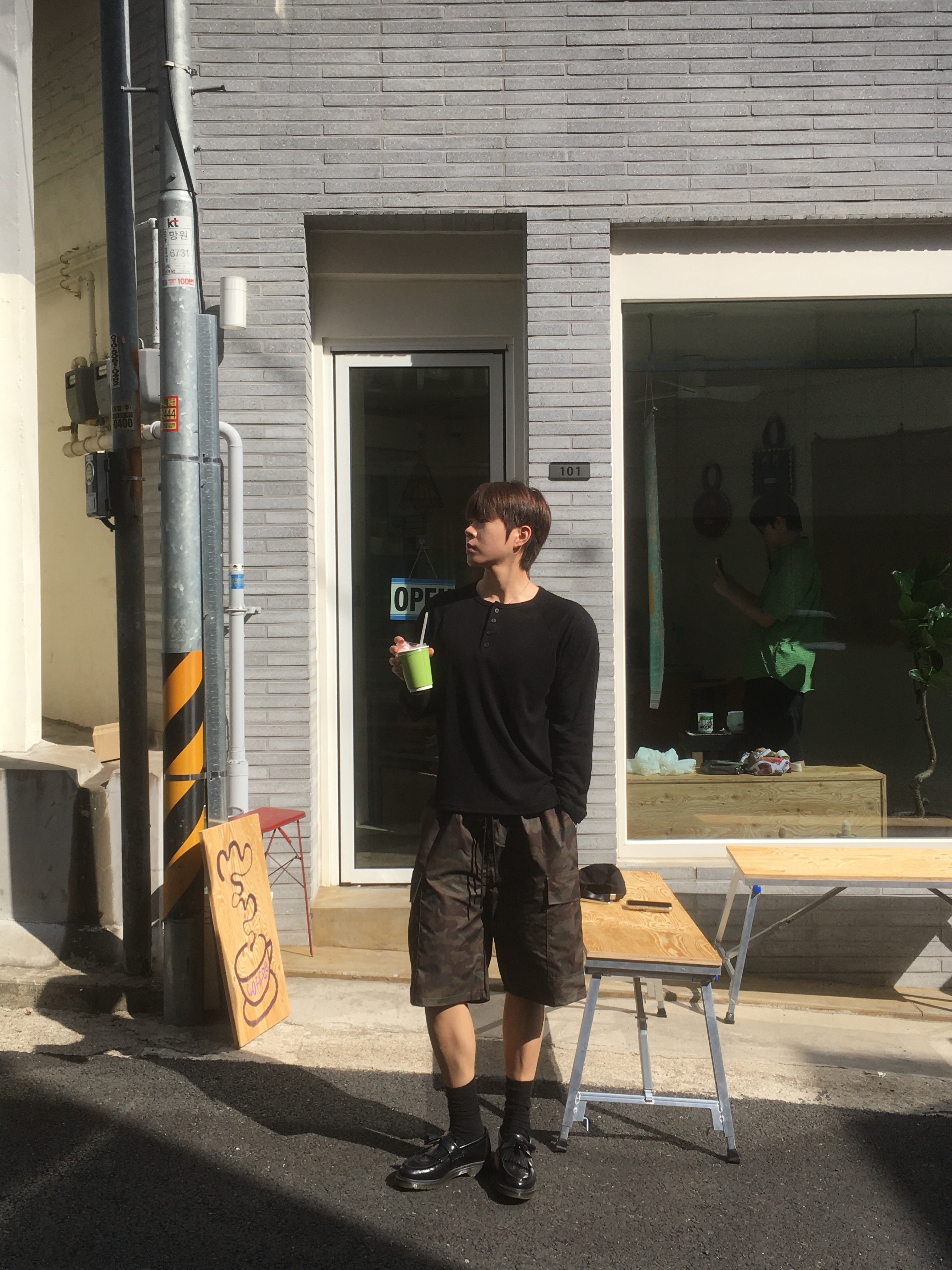 Dr. Martens Adrian Smooth Black 착용 스타일 - 1