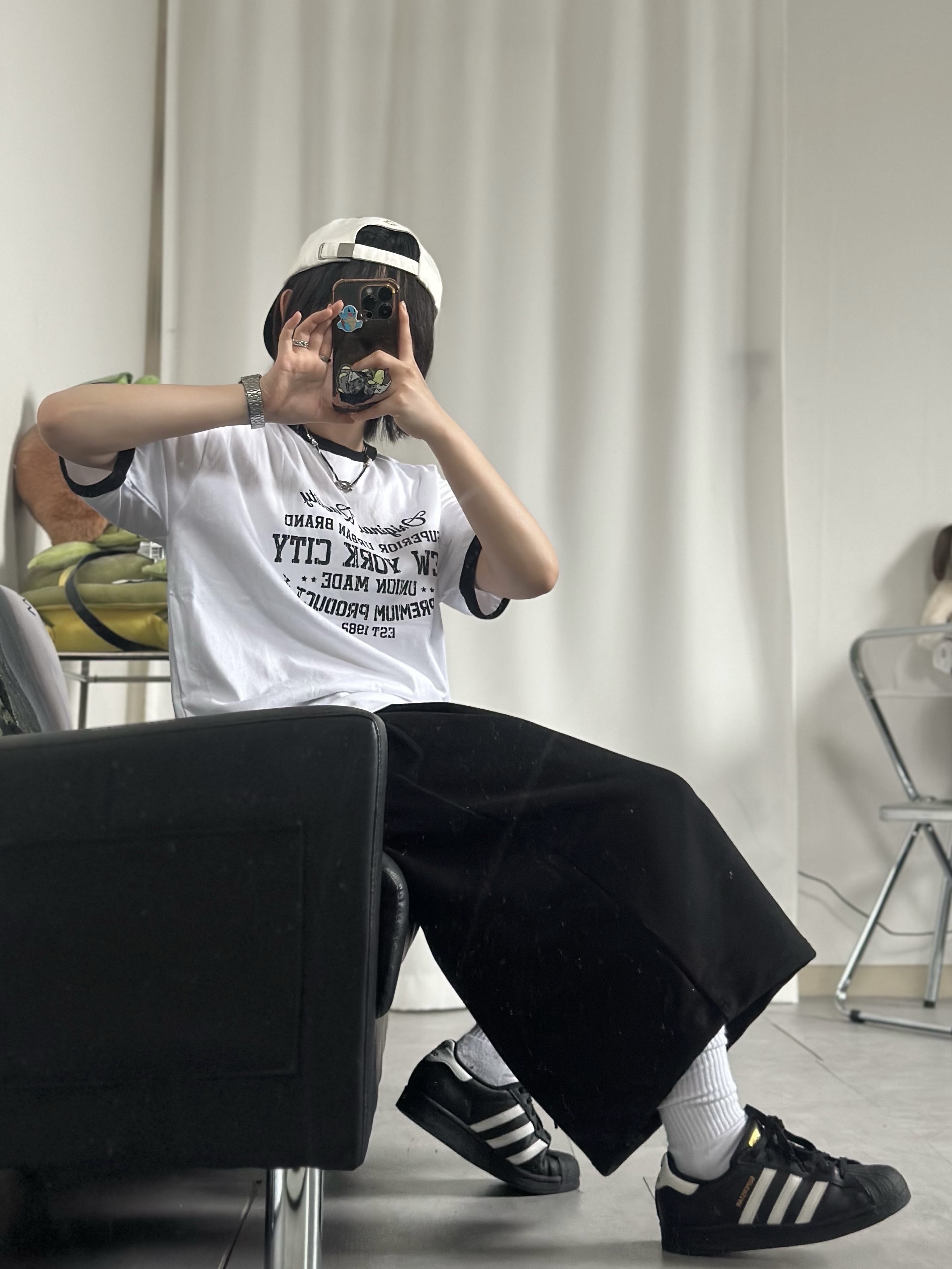 Adidas Superstar Core Black White 착용 스타일 - 1
