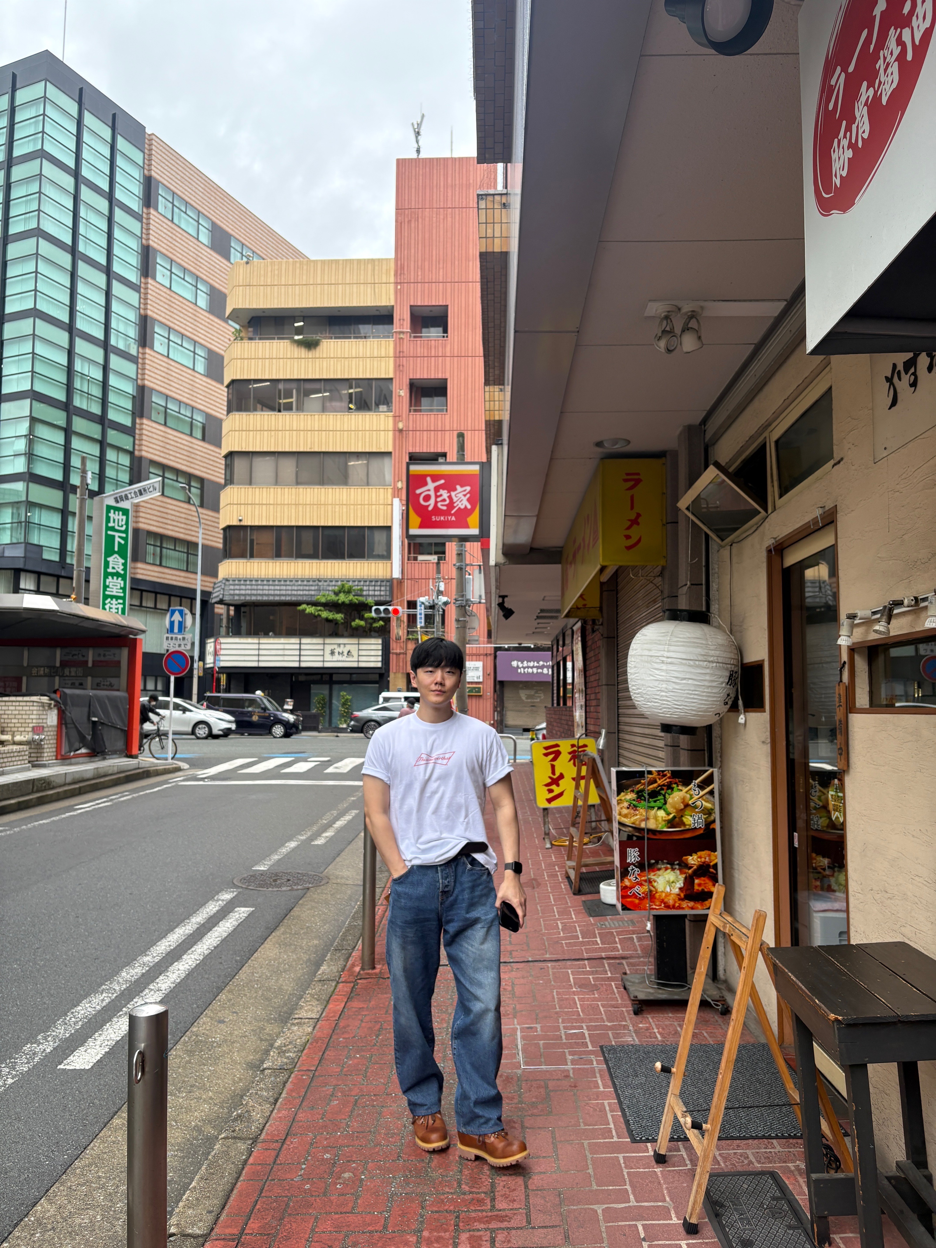 Thisisneverthat x Budweiser Amp Logo T-Shirt White, Stussy Denim Big OL' Jean Washed Blue 착용 스타일 - 2