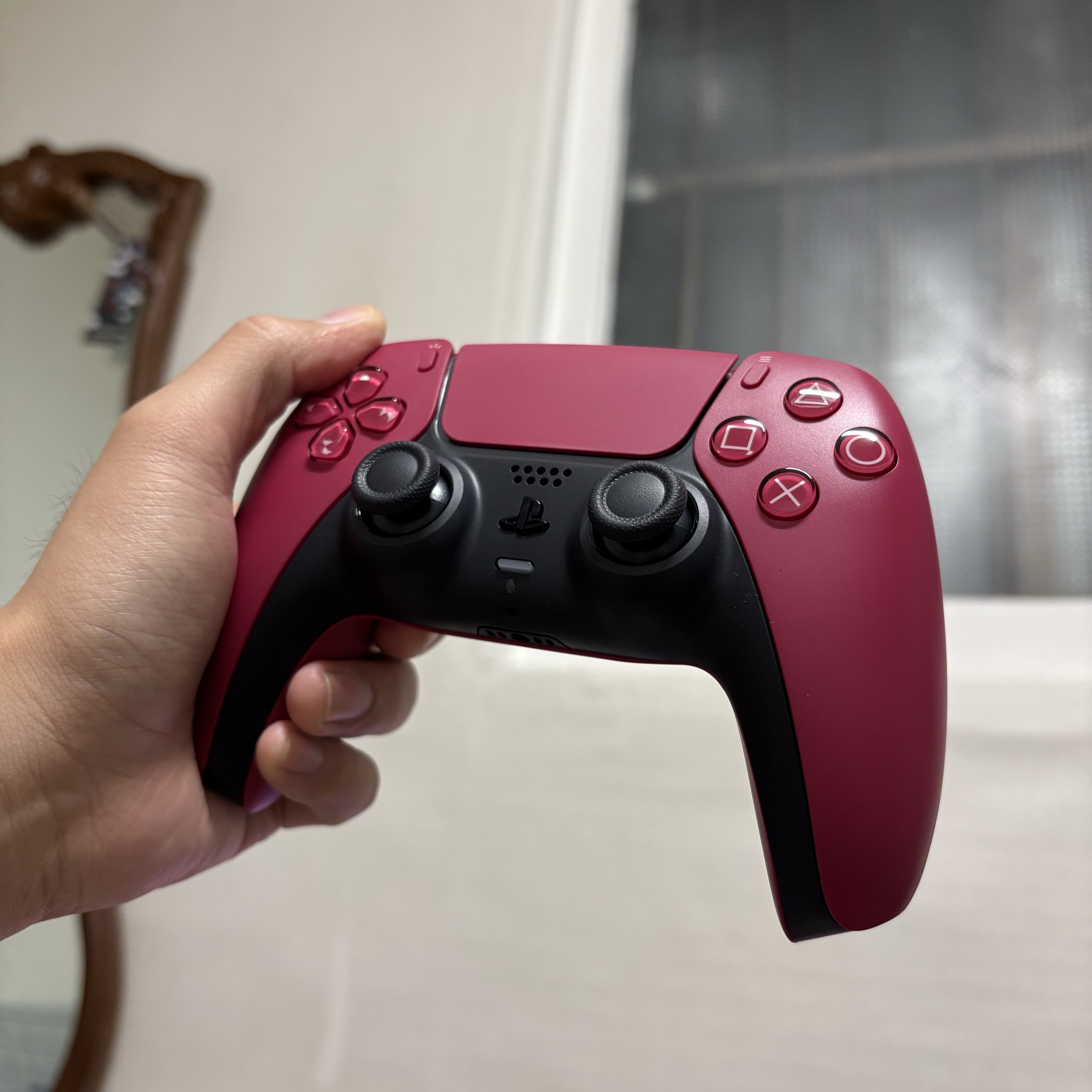 PlayStation 5 DualSense Wireless Controller Cosmic Red 착용 스타일