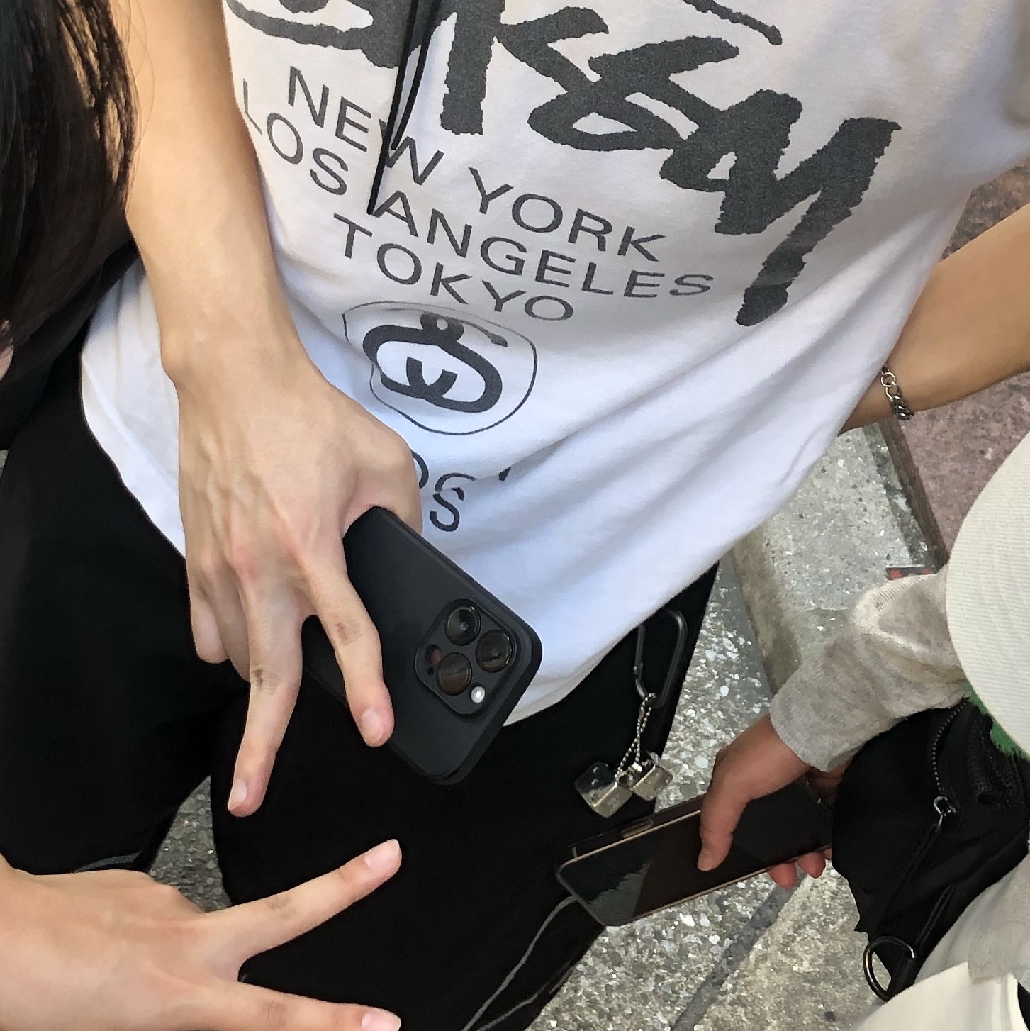 Stussy World Tour T-Shirt White, Our Legacy Ladon Leather Keychain Navy 착용 스타일 - 3