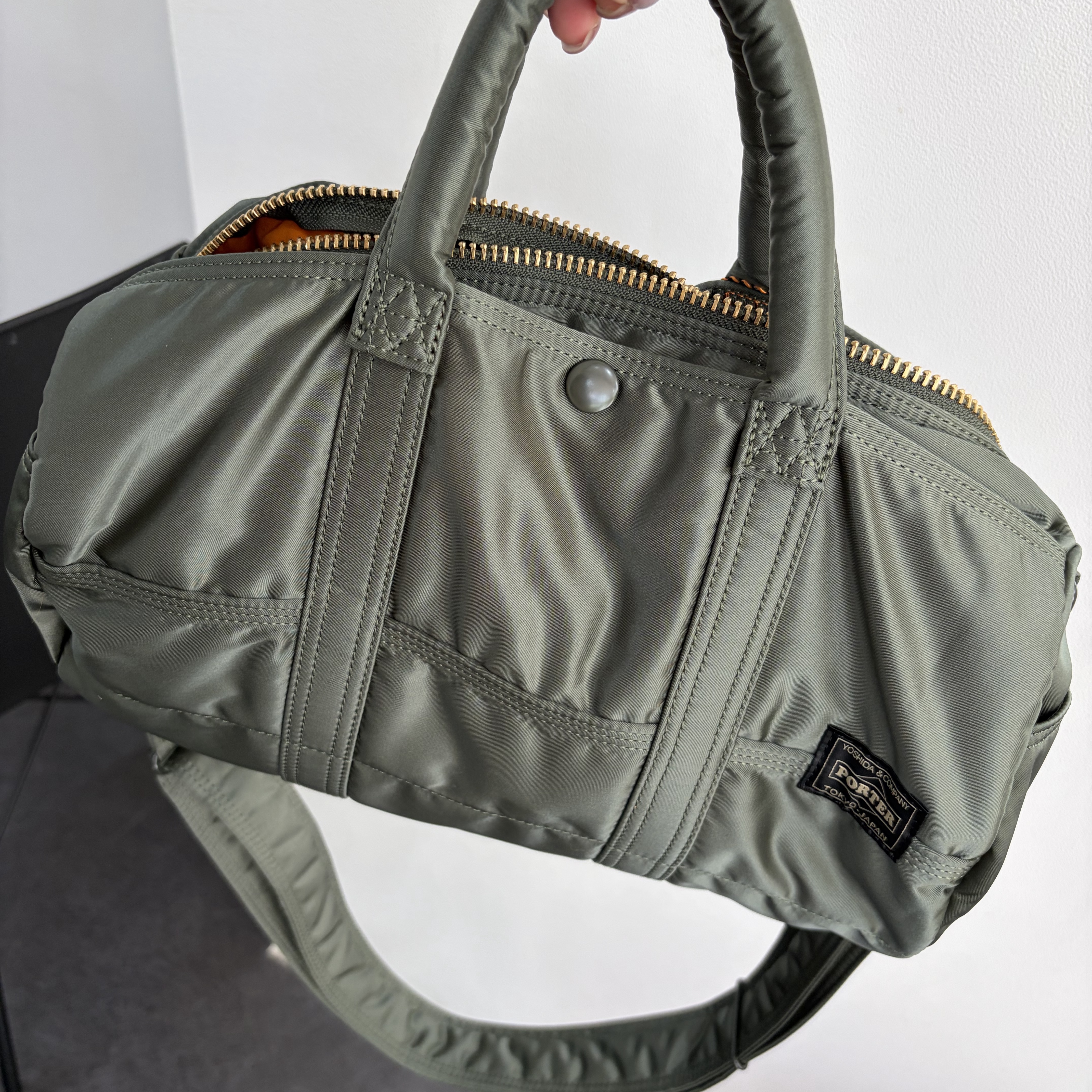 Porter All New Tanker Roll Bag Sage Green 착용 스타일