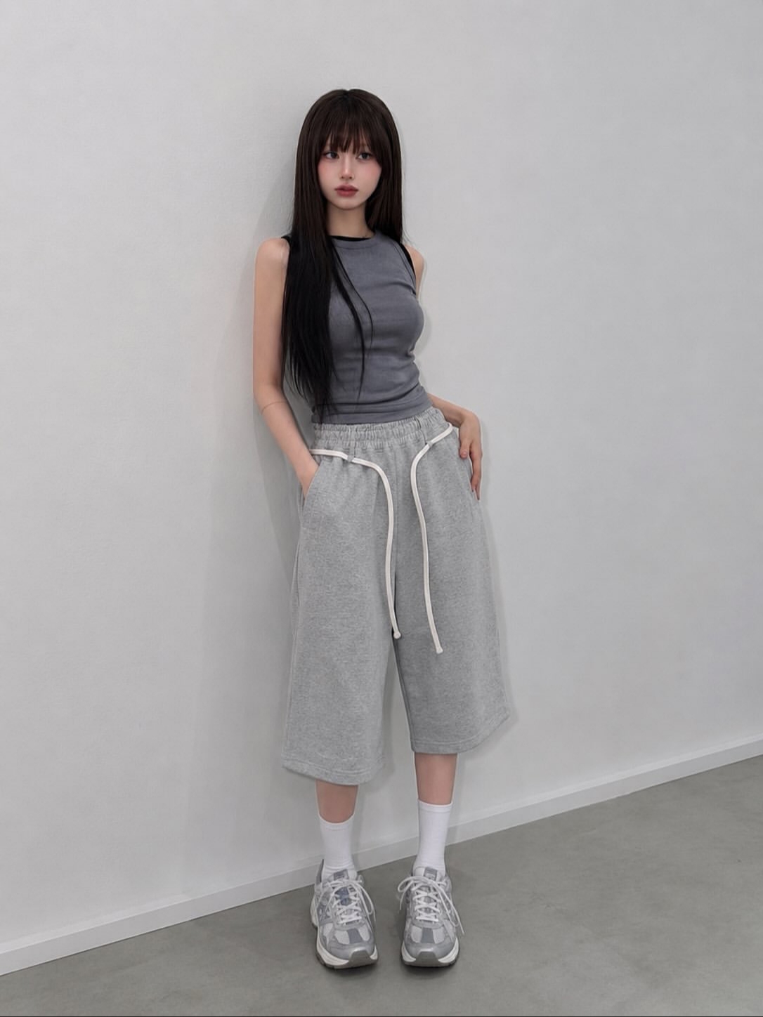 [KREAM 단독][니티드X림박스] Knitted Outstring Wide Training Pants Melange Grey, [KREAM 단독][니티드X림박스] Knitted Outstring Wide Training Pants Black 착용 스타일 - 1