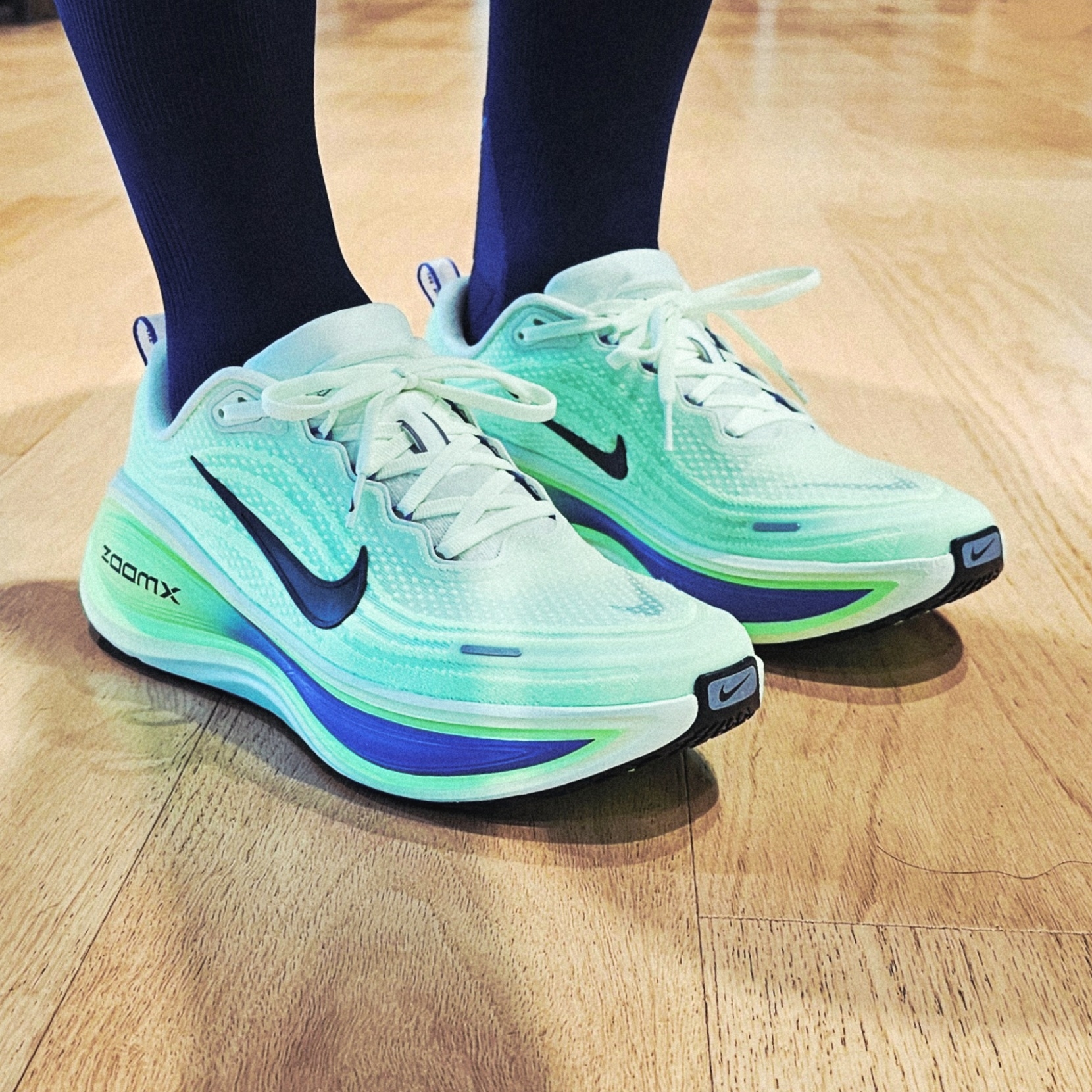 Nike Vomero Plus Volt Tint Lime Blast 착용 스타일