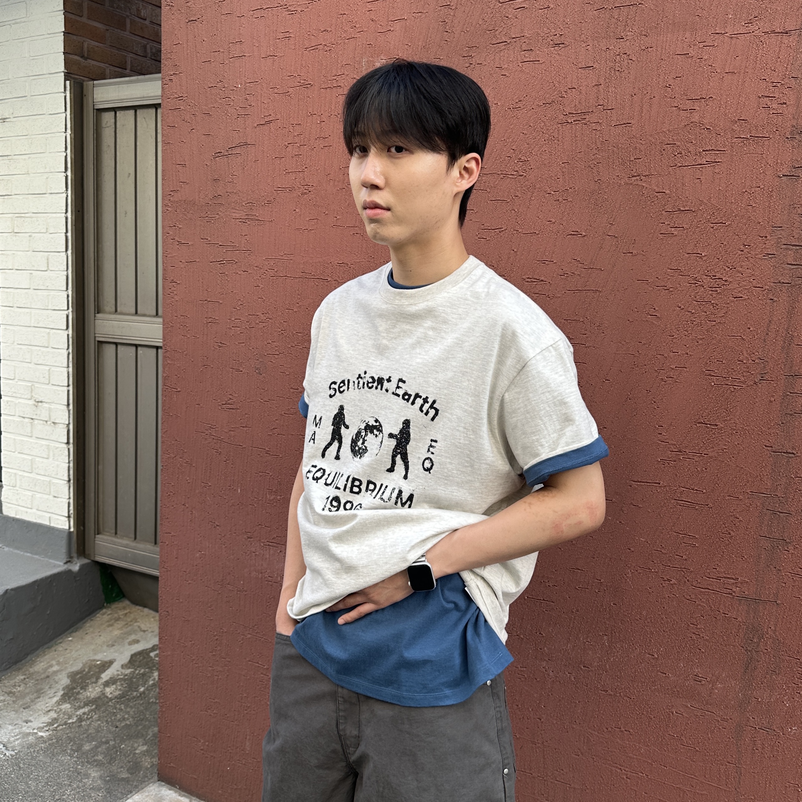 Millo Archive Sentient Earth T-Shirt Oatmeal, Millo Archive Repeat Typo T-Shirt Space Blue 착용 스타일 - 2