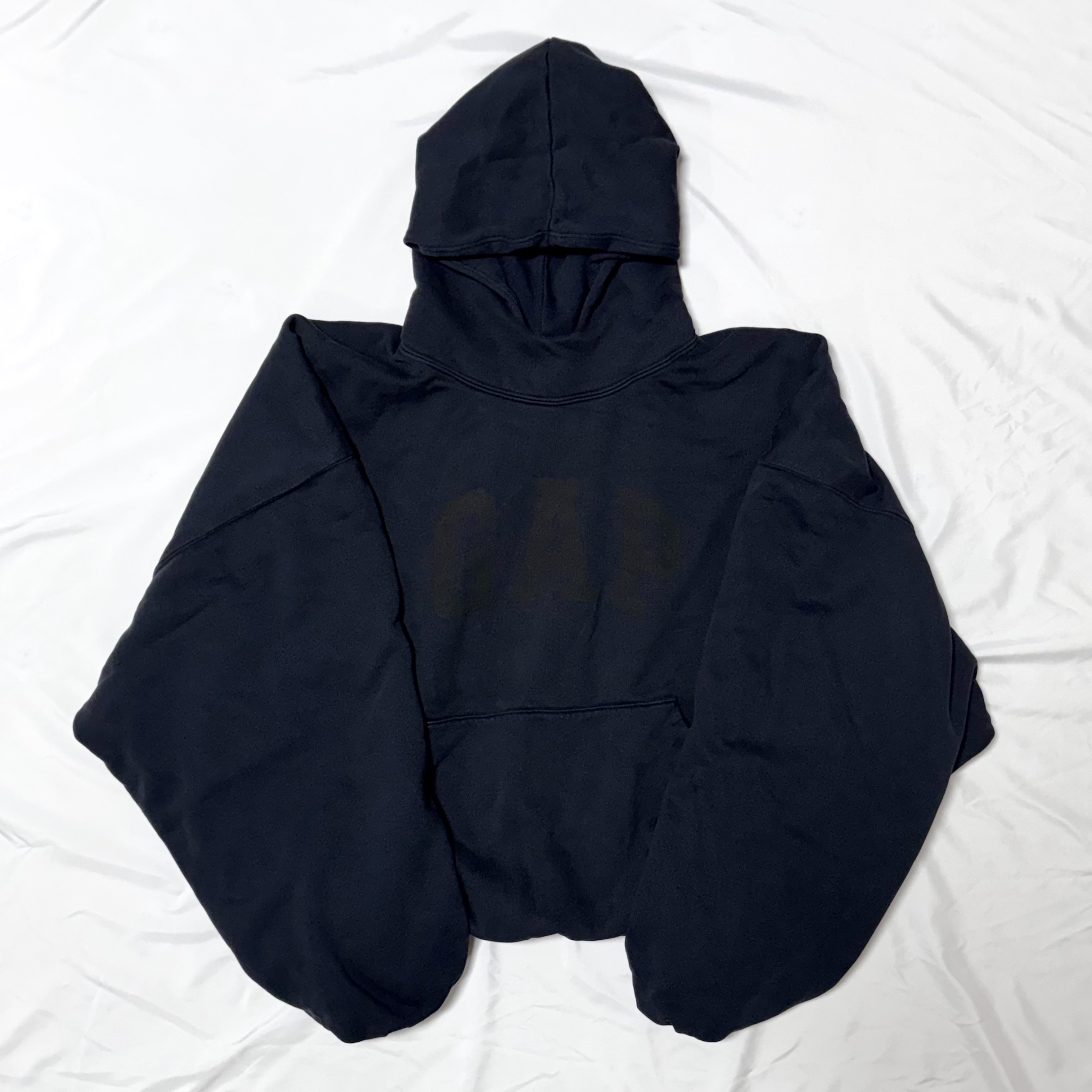 Yeezy Gap Engineered By Balenciaga Dove Hoodie Washed Black 착용 스타일