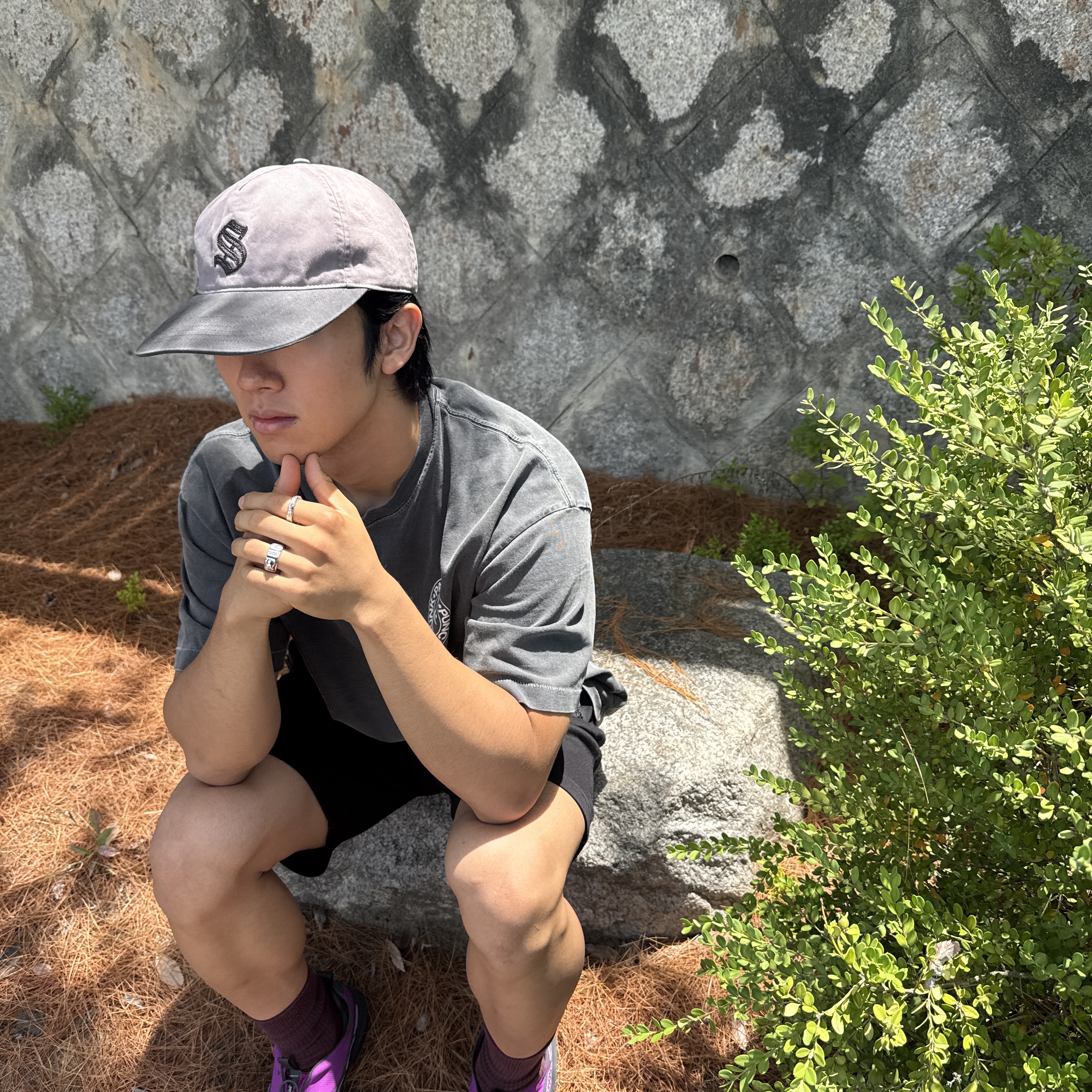 [예약 배송] Sunday Ceremony Old English Vintage Logo Cap - Lavender, Sunday Ceremony Sy Logo 5 Panel Cotton Cap - Brown 착용 스타일 - 1