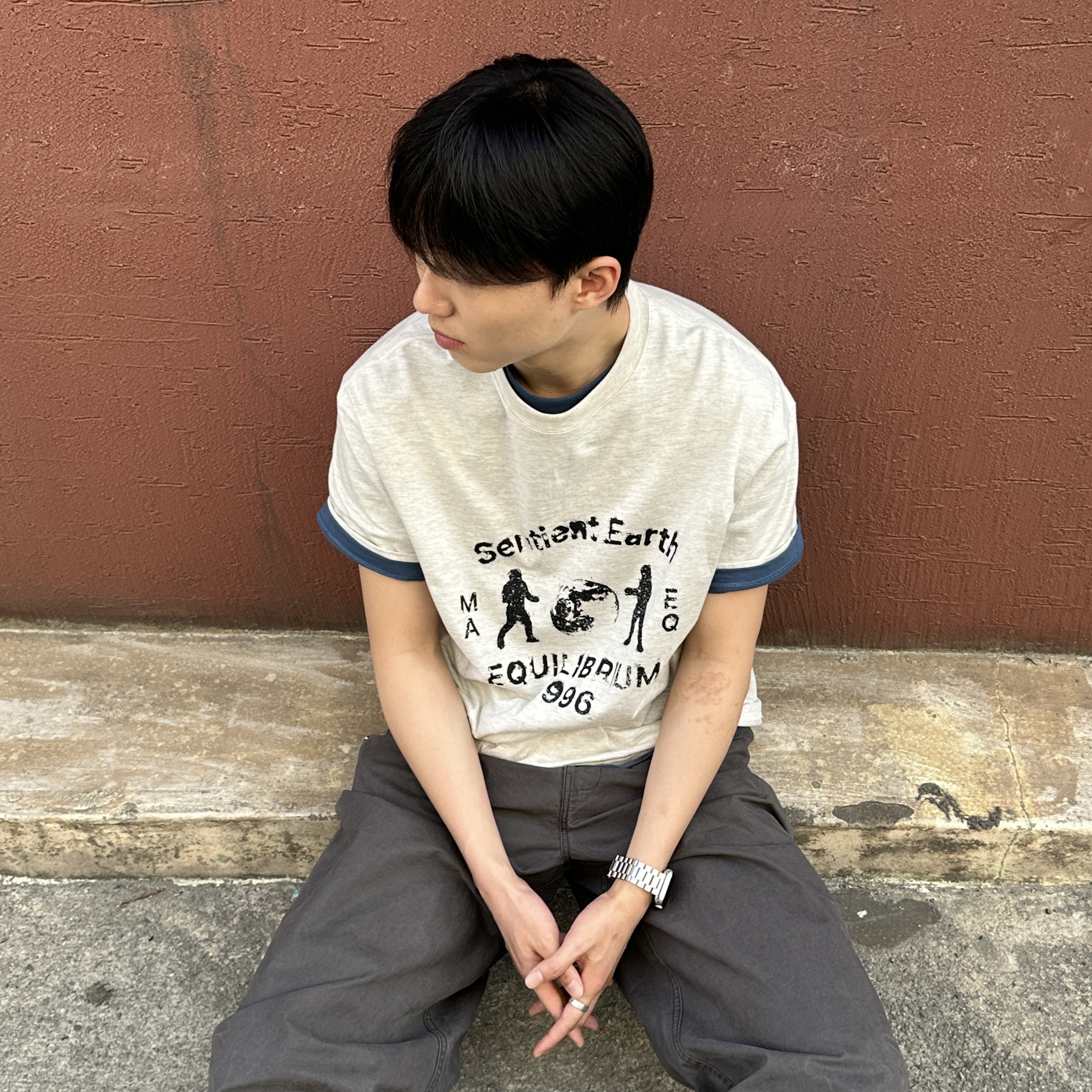 Millo Archive Sentient Earth T-Shirt Oatmeal, Millo Archive Repeat Typo T-Shirt Space Blue 착용 스타일 - 1