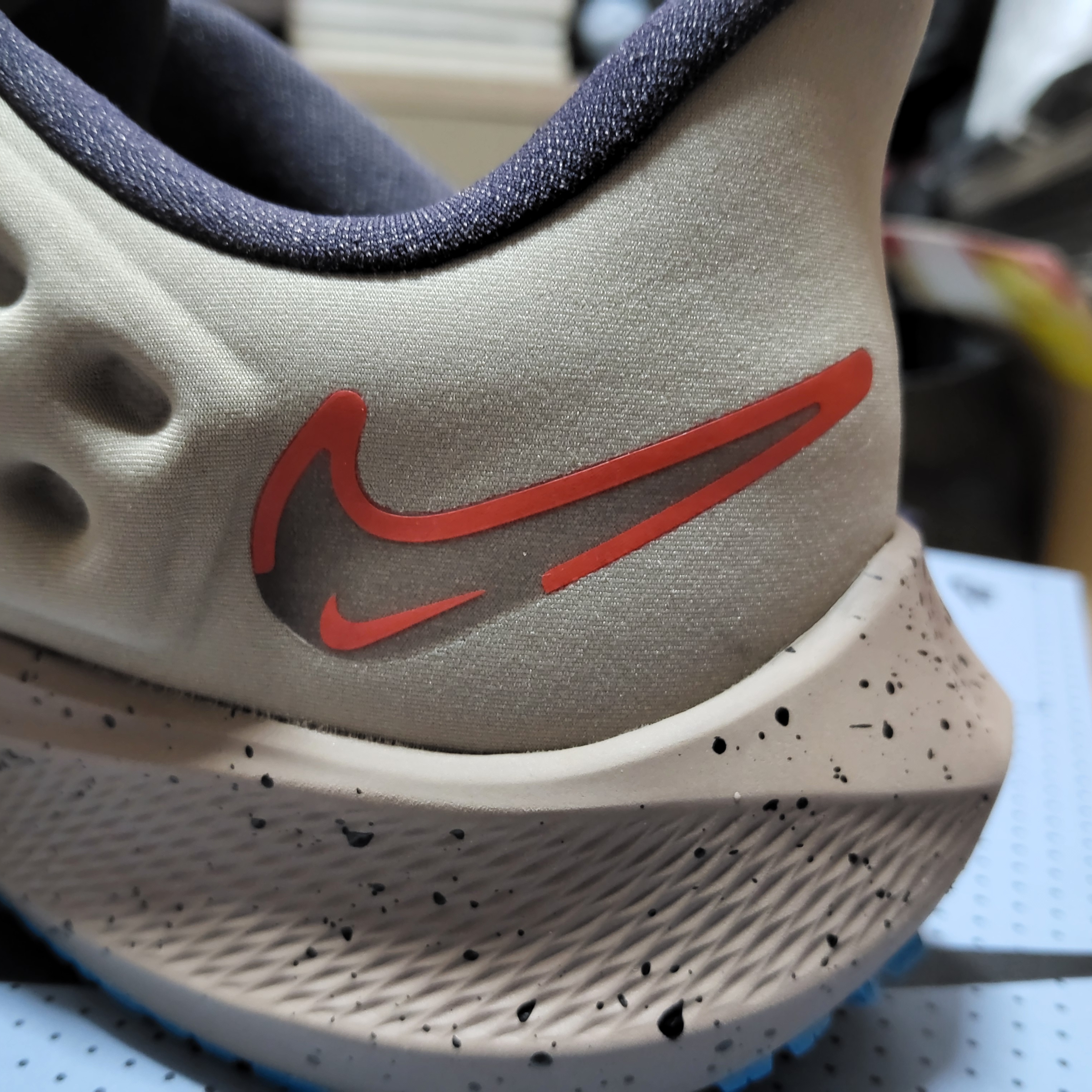 Nike Air Zoom Pegasus 39 Shield Medium Ash Khaki 착용 스타일 - 7