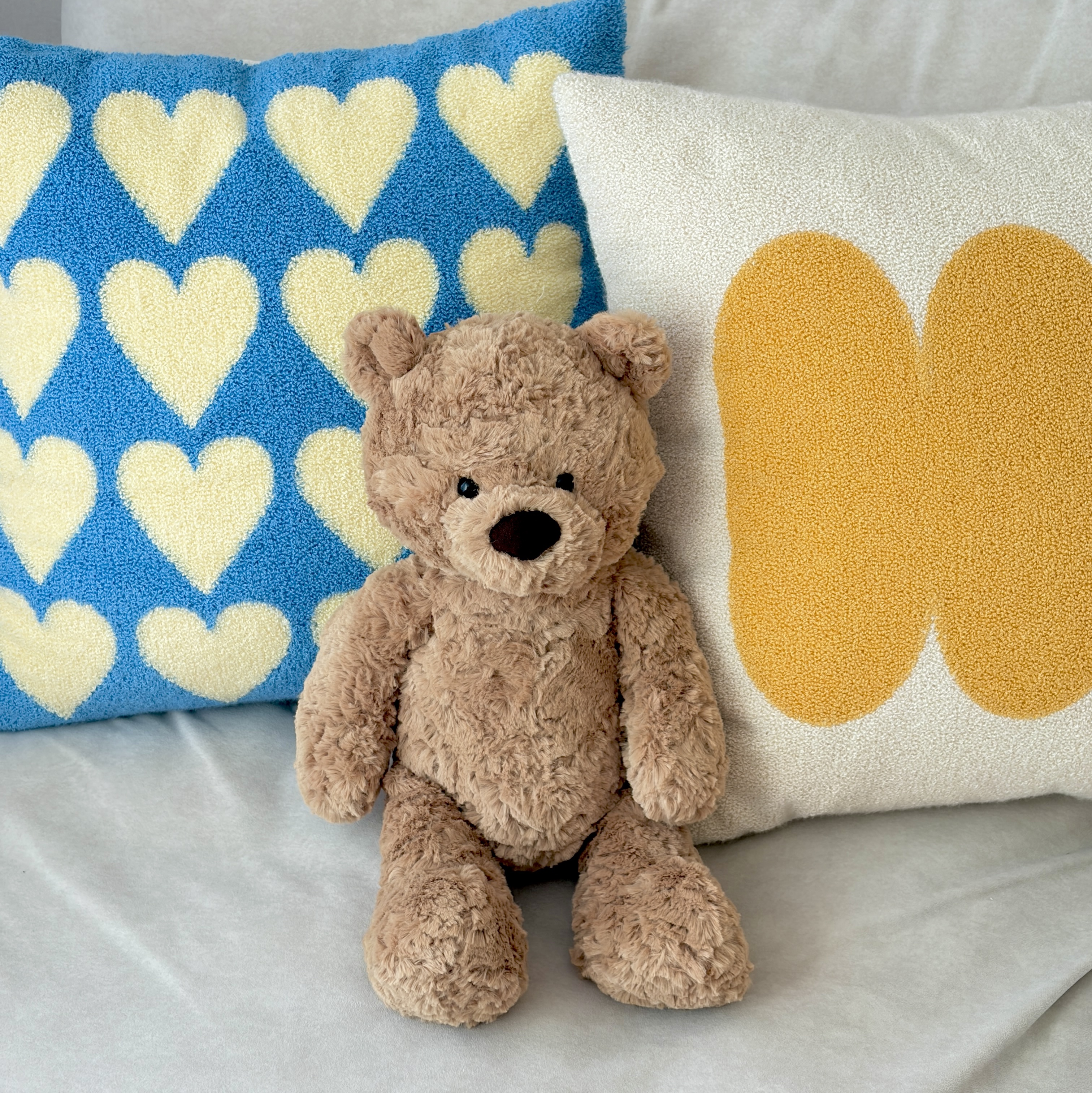 Jellycat Bumbly Bear Medium Brown 착용 스타일 - 2
