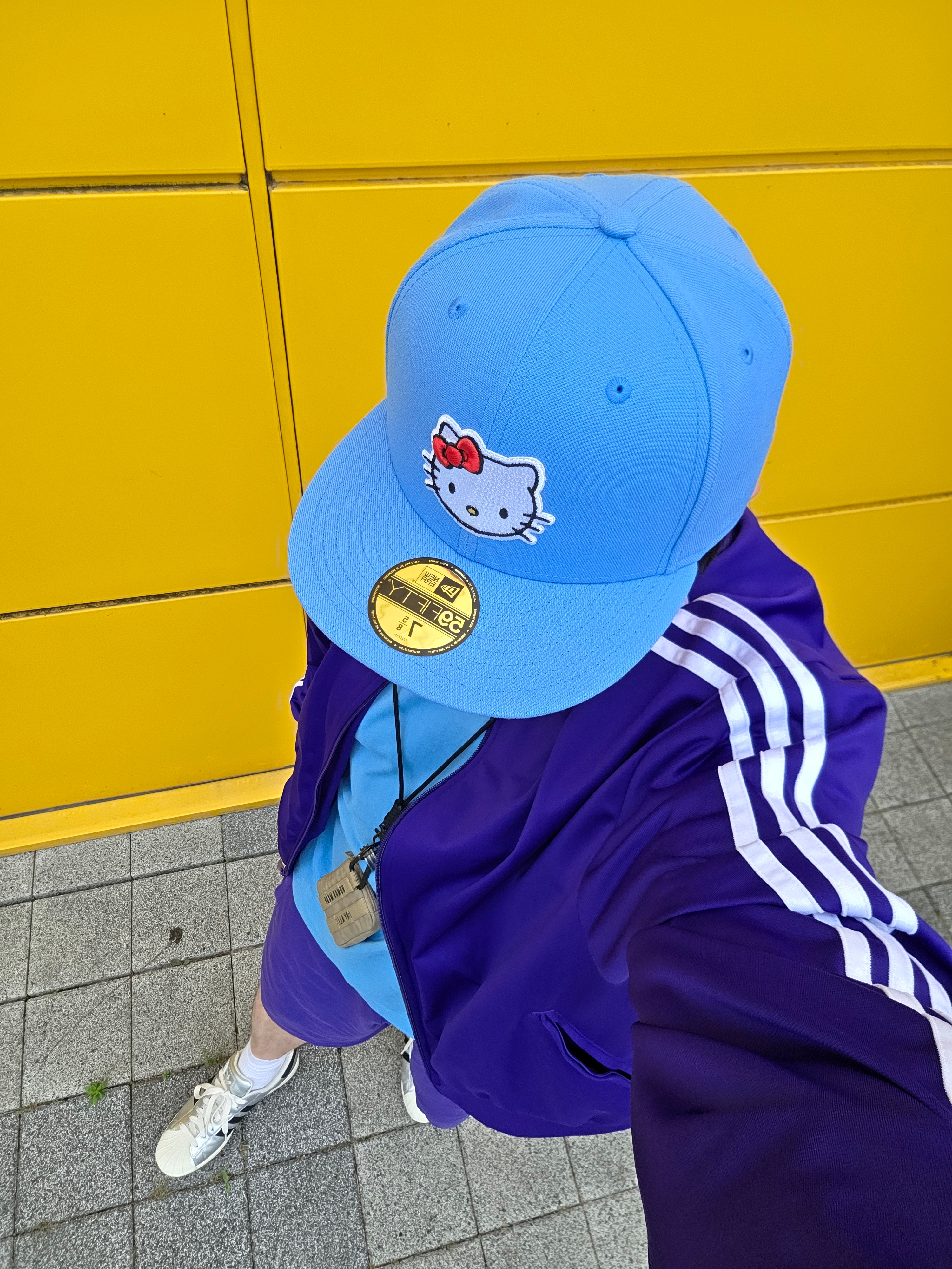 New Era x Hello Kitty Size Cap Radiant Blue, Adidas Adicolor Classic Firebird Track Top Collegiate Purple - KR Sizing 착용 스타일 - 1