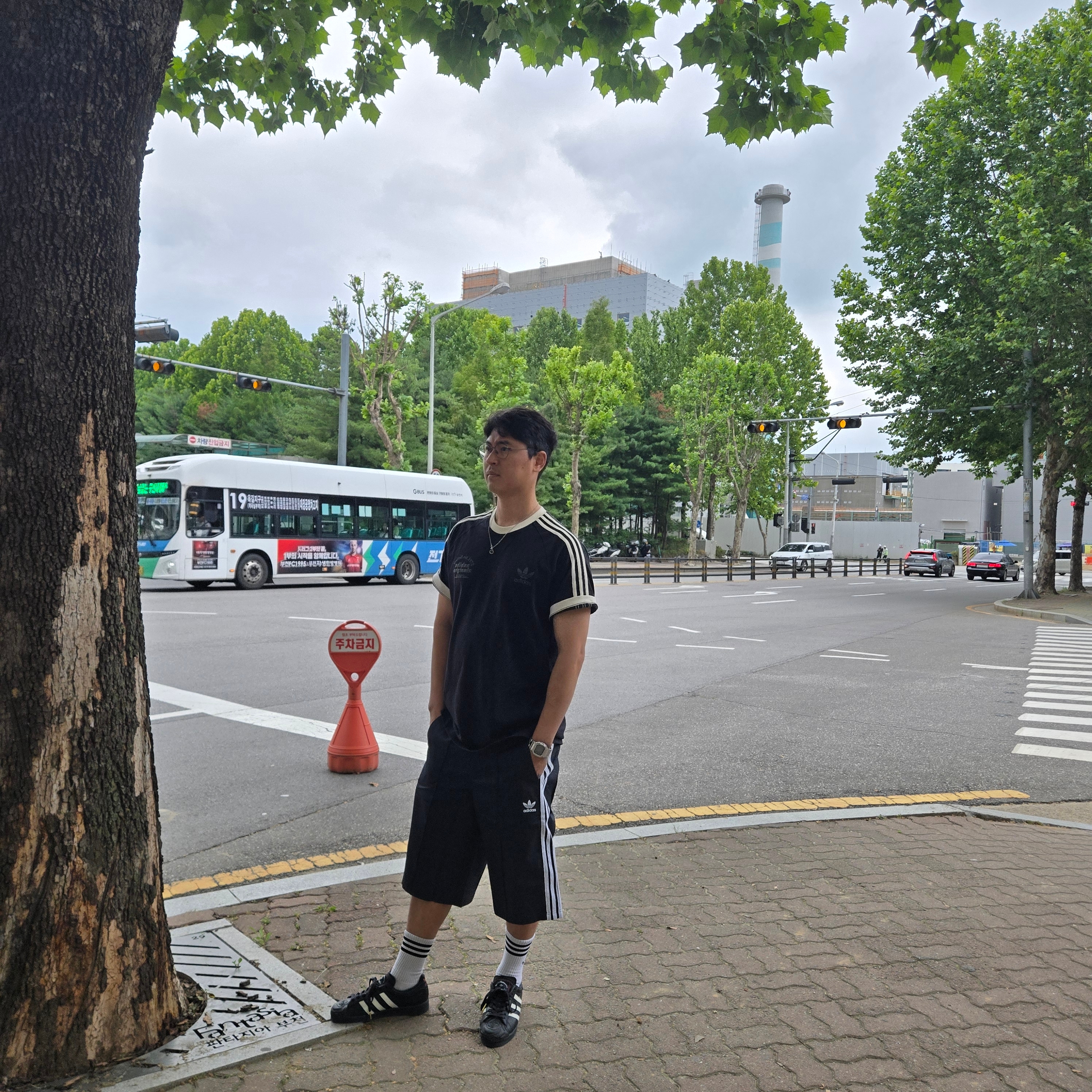 Adidas x Willy Chavarria Superstar Core Black Off White, Adidas Bermuda Shorts Black - KR Sizing 착용 스타일 - 2