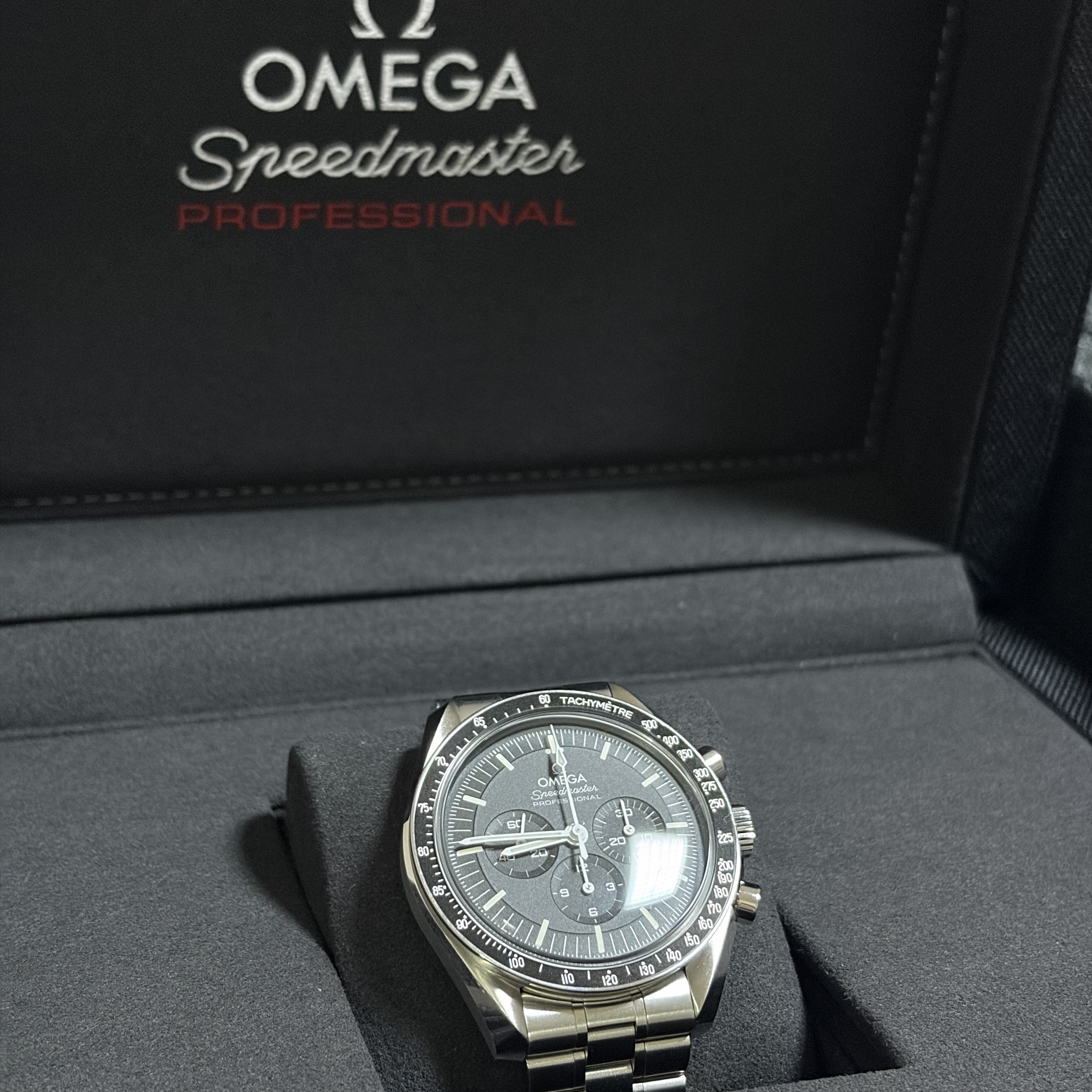 Omega Speedmaster Moonwatch Professional Co Axial Master Chronometer Chronograph Steel Black, Omega Speedmaster Moonwatch Professional Co Axial Master Chronometer Chronograph Steel Black (Transparent Caseback Ver.) 착용 스타일 - 1