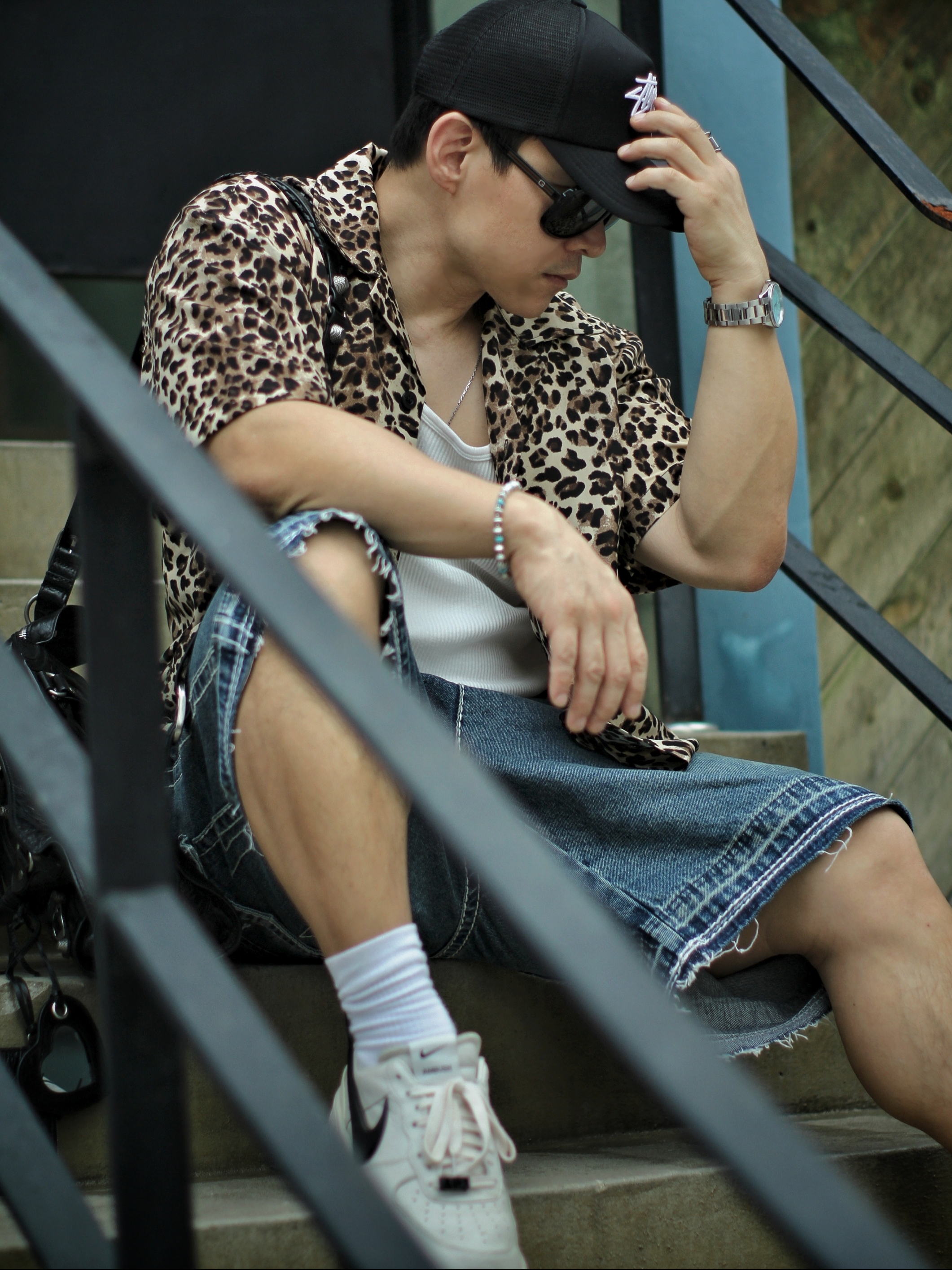 Stussy Basic Trucker Cap Navy, True Religion Double Pocket Wide Denim Shorts_Washed Indigo 착용 스타일 - 2