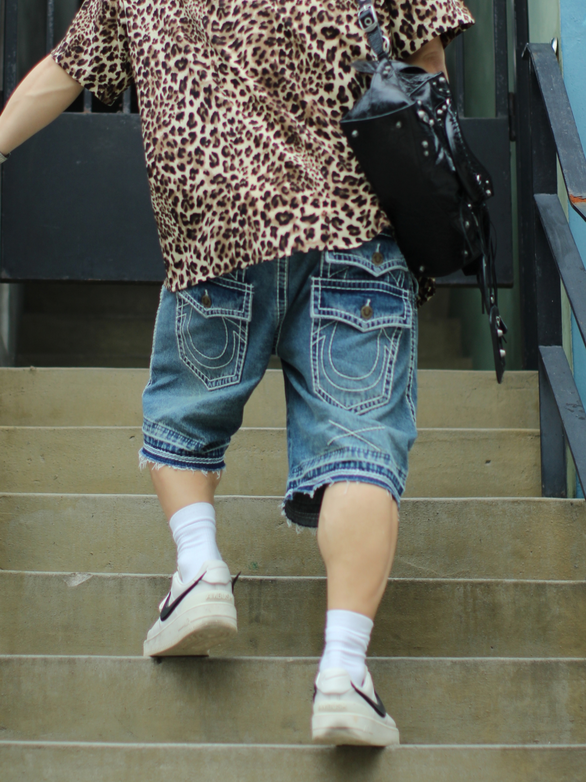 Stussy Basic Trucker Cap Navy, True Religion Double Pocket Wide Denim Shorts_Washed Indigo 착용 스타일 - 3