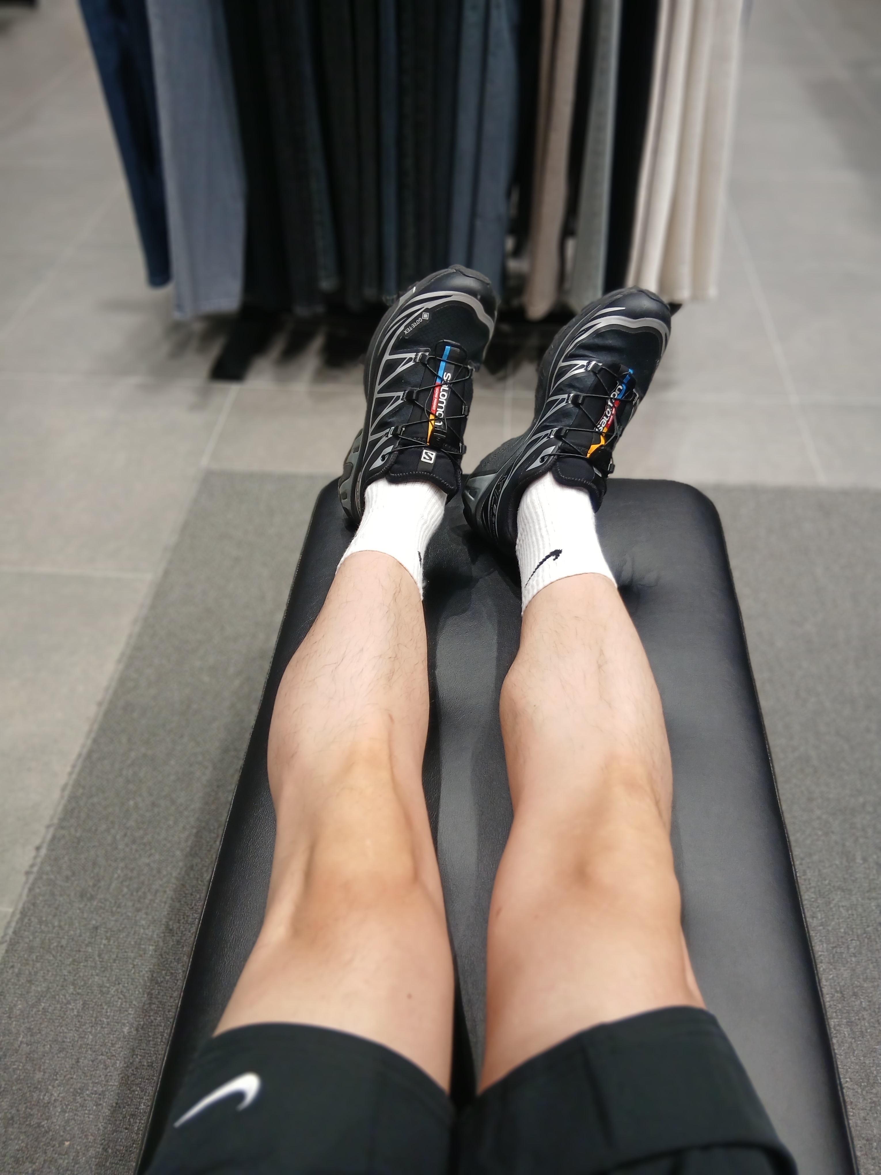 Salomon XT-6 GTX Black Silver, Nike Everyday Lightweight Training Crew Socks White (3 Pack/Korean Ver.) 착용 스타일 - 1
