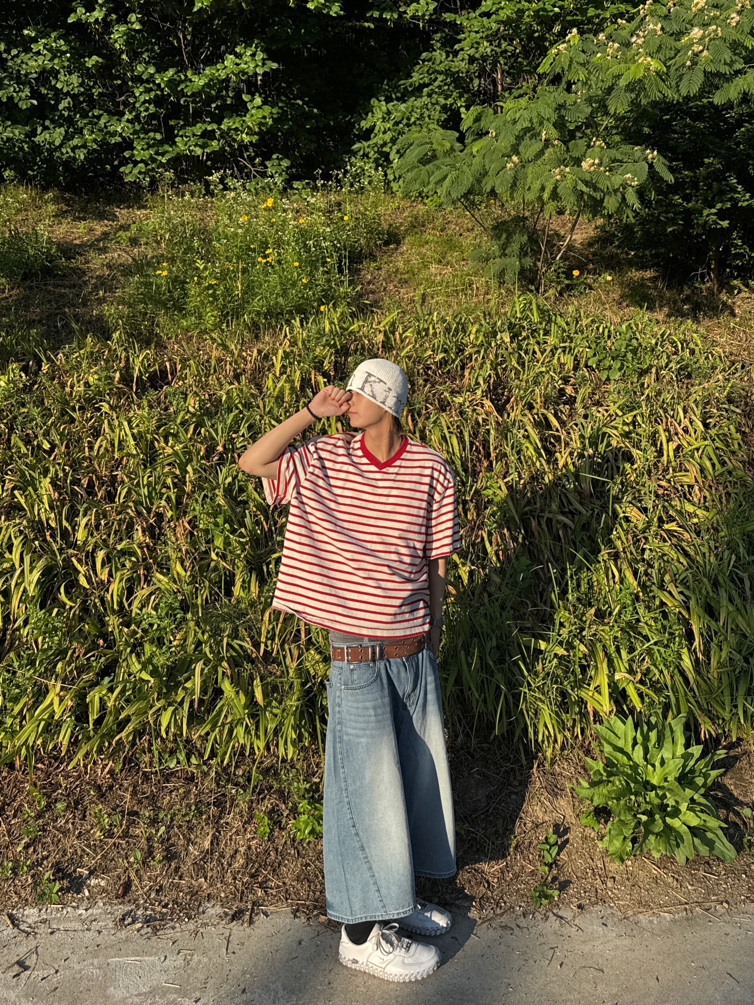 Nike x Jacquemus J Force 1 Low LX SP White, Nonnod Cropped V-neck T-shirt Red stripe 착용 스타일 - 3