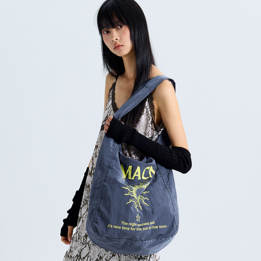 마크니 그래픽 패커블 숄더백 차콜(MACNI Graphic Packable Shoulder Bag Charcoal) - 3
