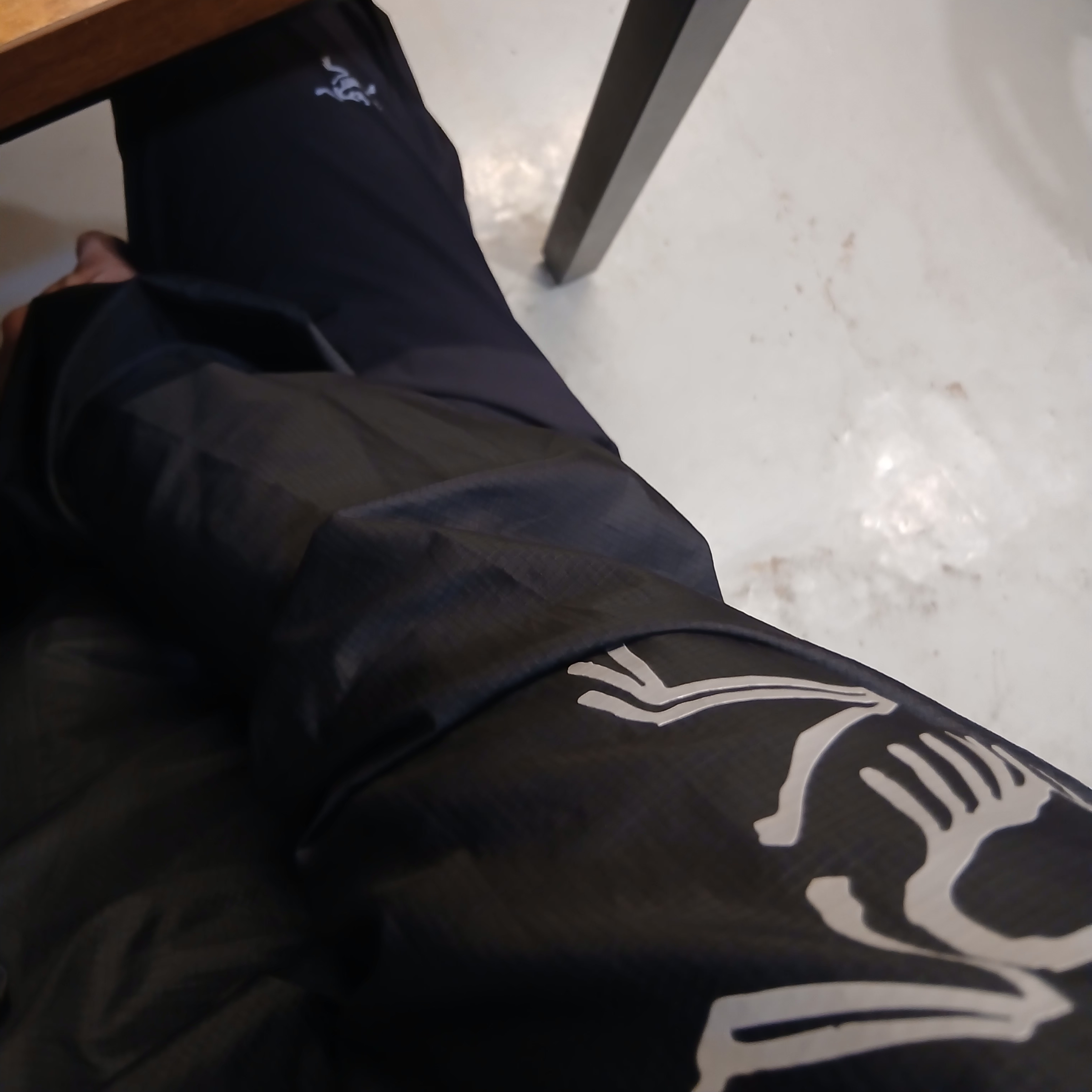 Arc'teryx Gamma 5 Panel Cap Black Arctic Silk, Arc'teryx Incendo Pants Black 착용 스타일 - 8