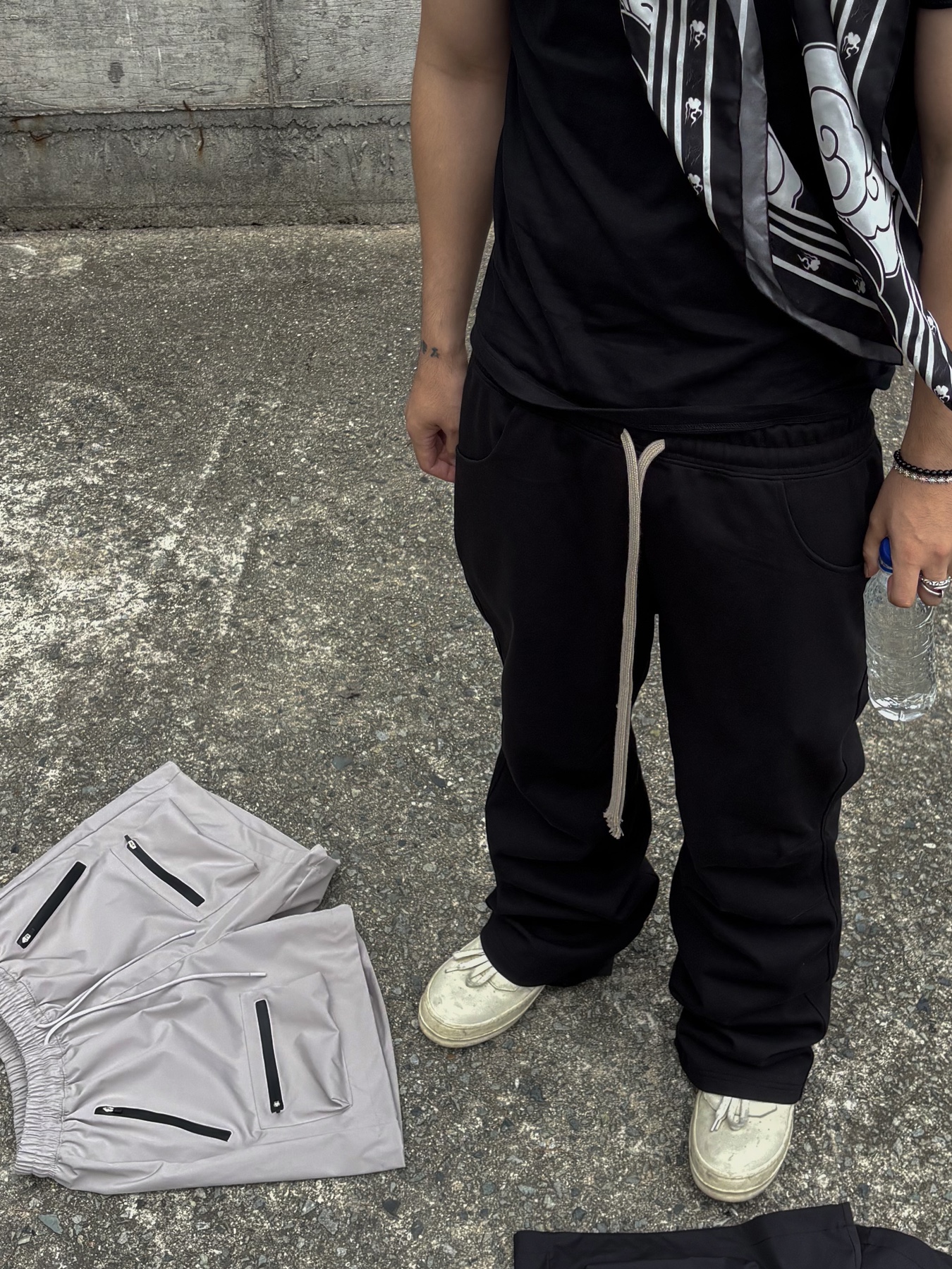 (W) Rick Owens Geobasket Sneakers Milk, Wapworks Flare Layerd Sweat Pants Black 착용 스타일 - 2