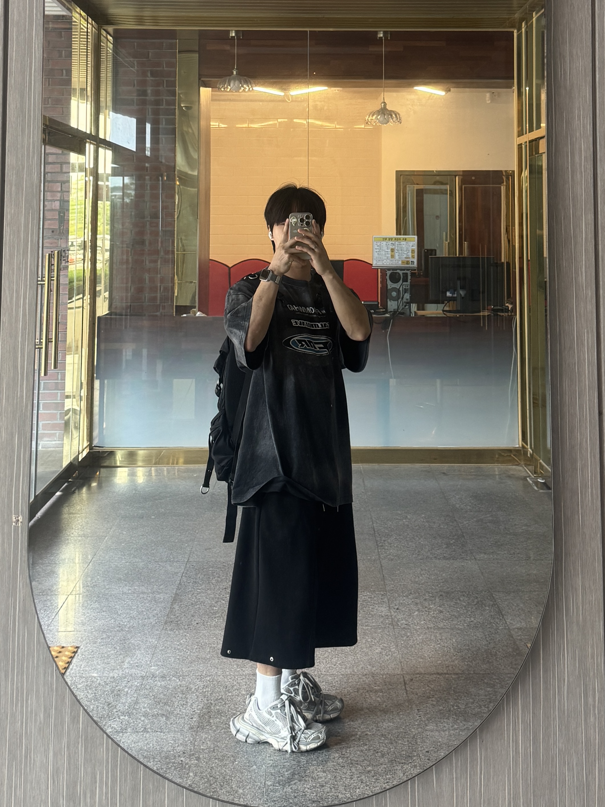 Farfromwhat Far Washed Logo T-Shirts Black, Balenciaga 3XL Sneakers Light Beige 착용 스타일