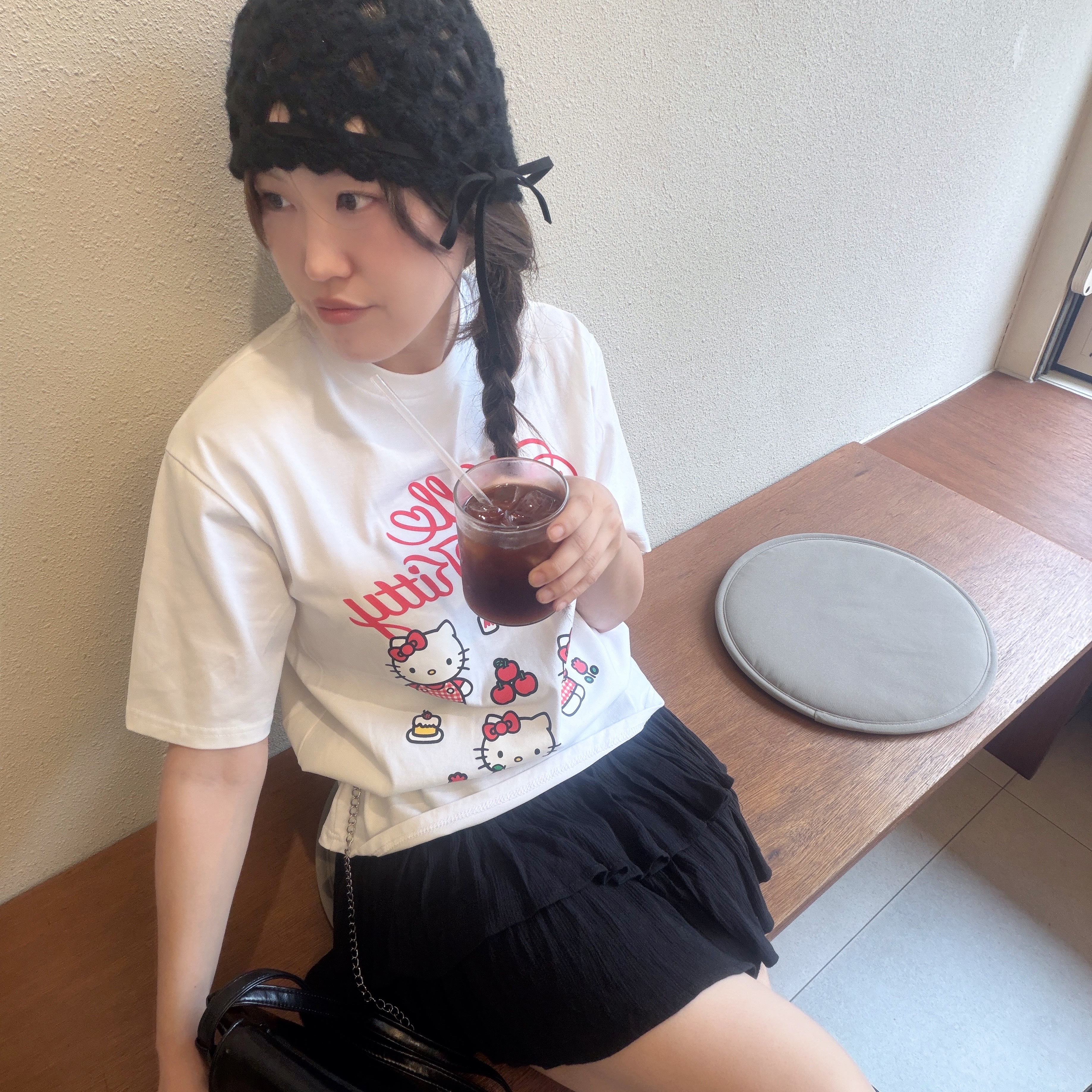 Spao x Hello Kitty Short Sleeve T-Shirt Red, Onitsuka Tiger Mexico 66 Black White 착용 스타일 - 2