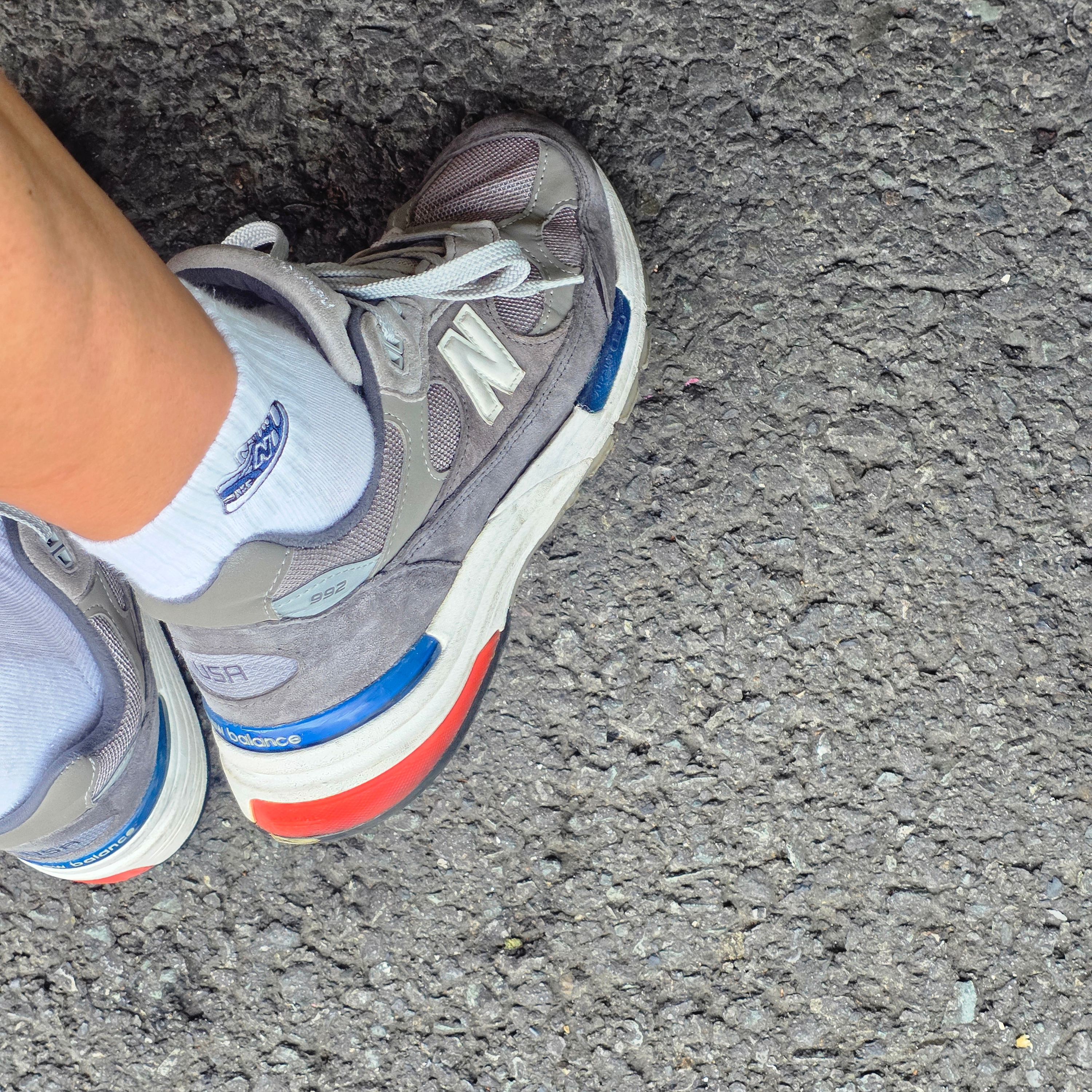 New Balance 992 Made in USA Grey Red Blue 착용 스타일