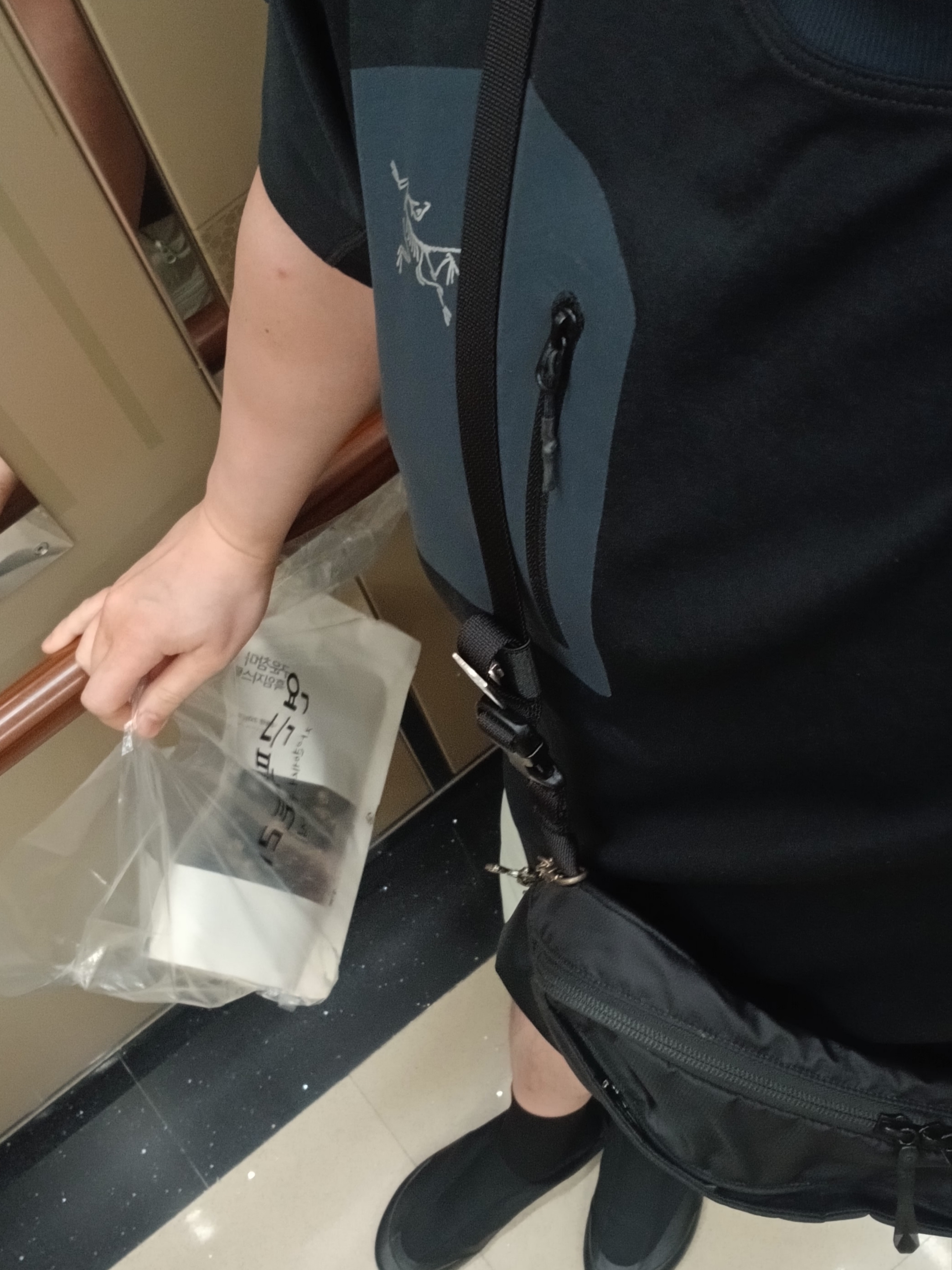 Arc'teryx Konseal Pocket T-Shirt Black Grey, Arc'teryx Heliad 6 Crossbody Bag Black 착용 스타일 - 7
