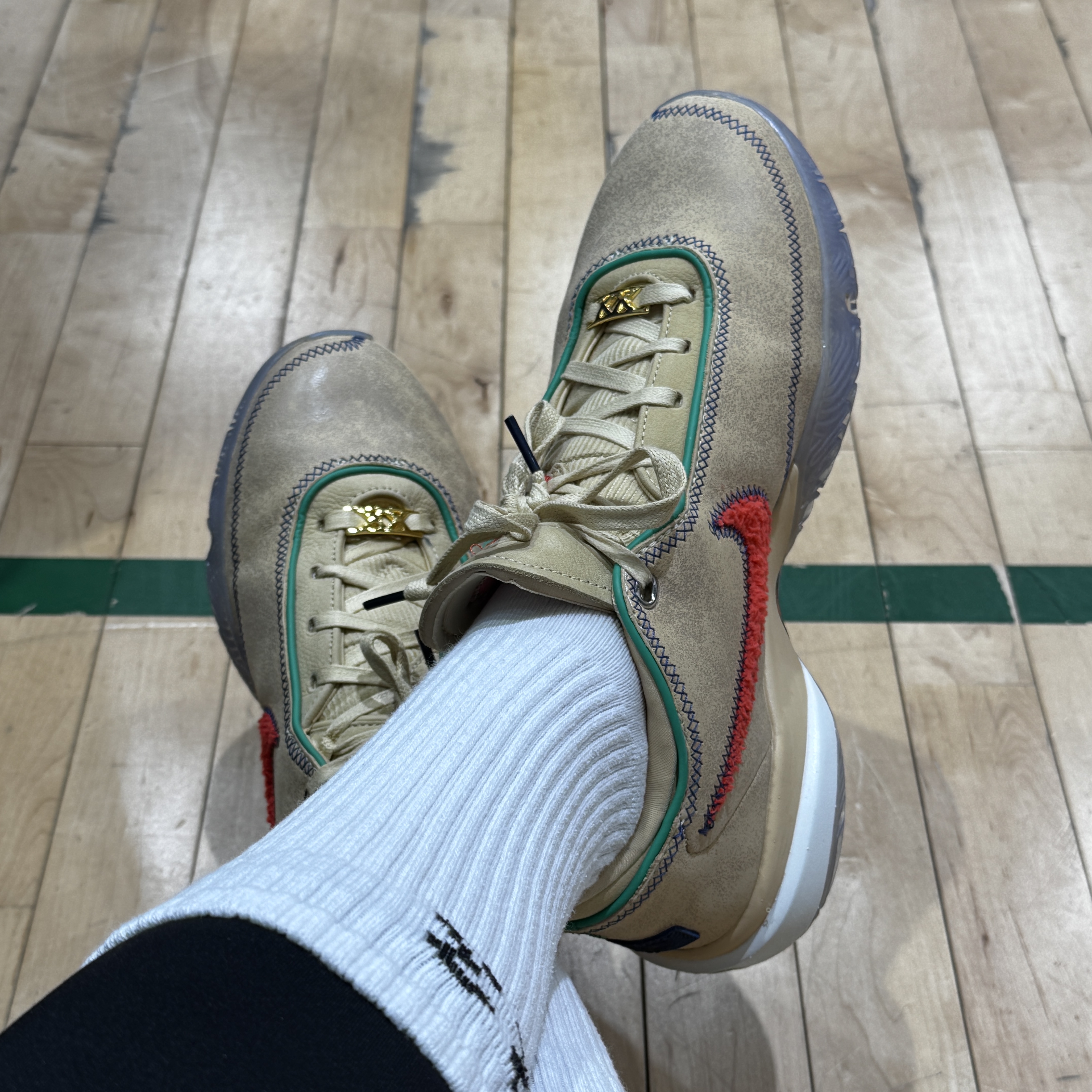 Nike LeBron XX EP Sesame Light Crimson 착용 스타일