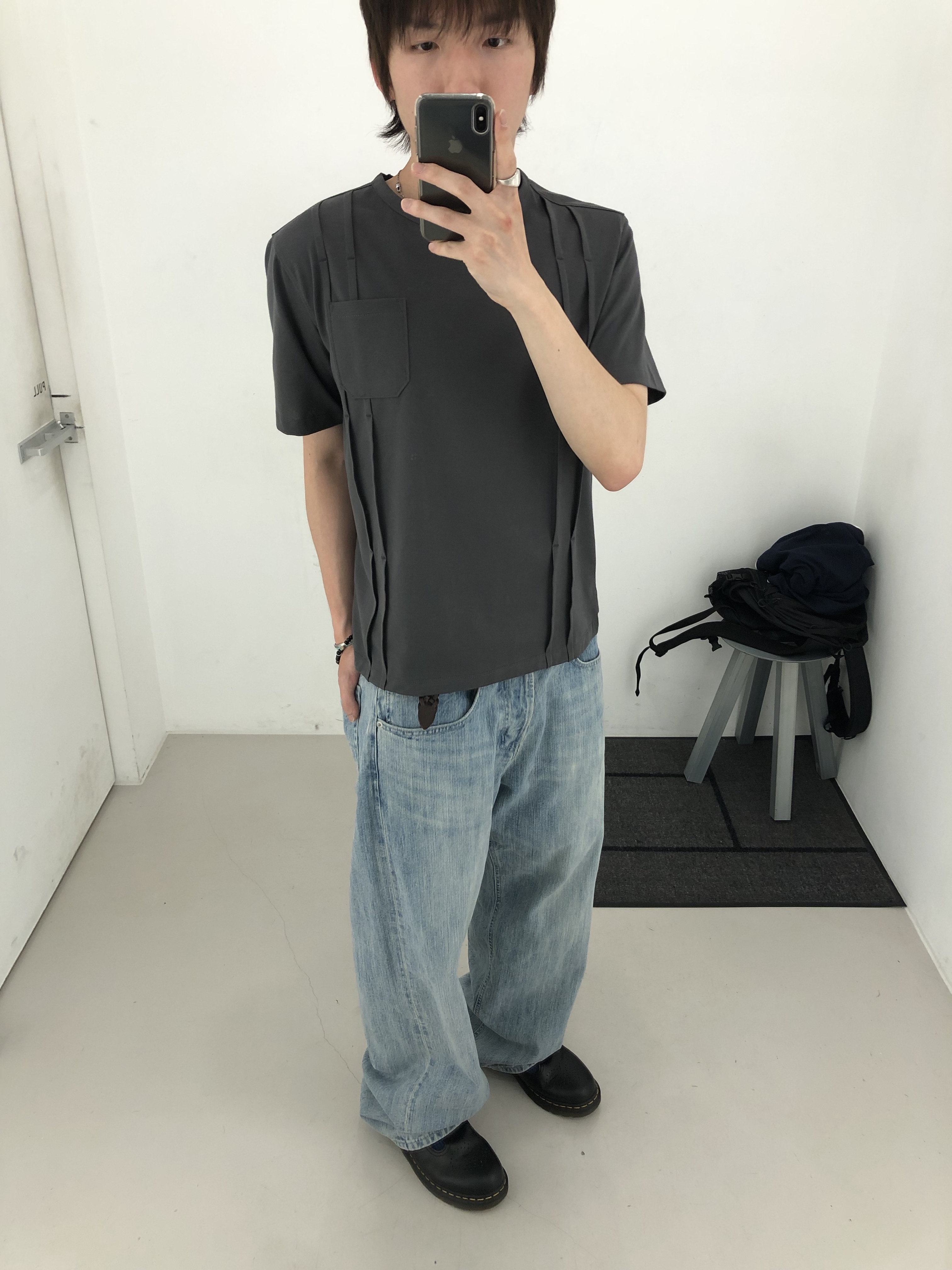 Hatchingroom Type 1 T-Shirt Charcoal, Hatchingroom Regular Selvedge Jeans Slub Light Blue 착용 스타일 - 3