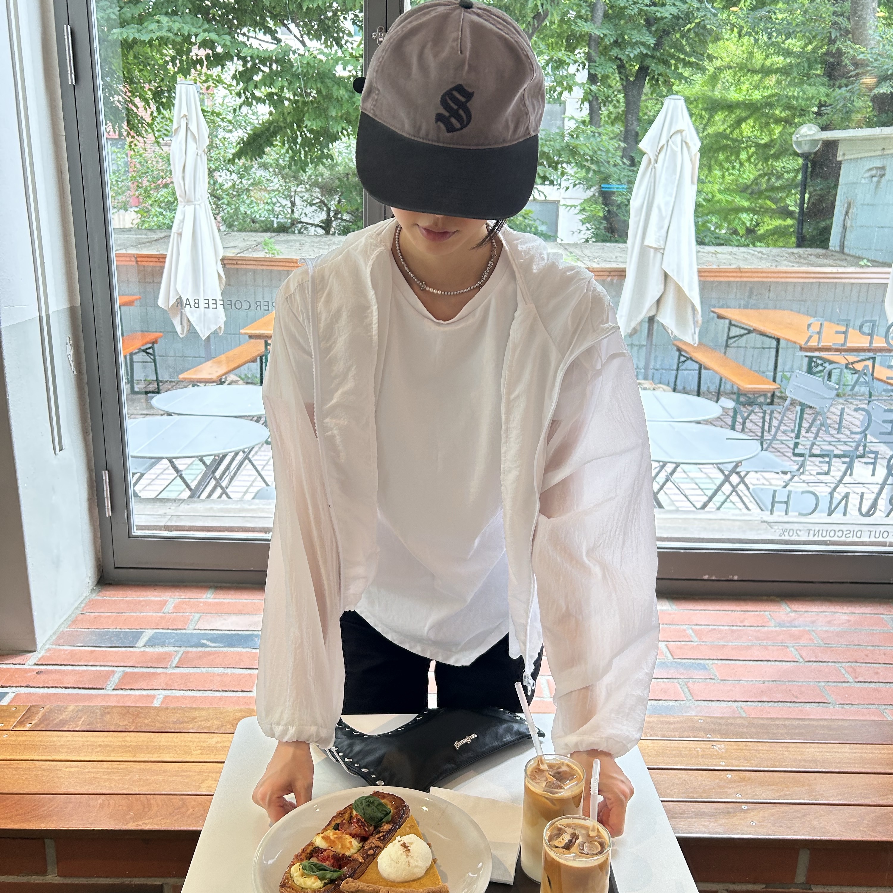[예약 배송] Sunday Ceremony Old English Vintage Logo Cap - Lavender 착용 스타일 - 4