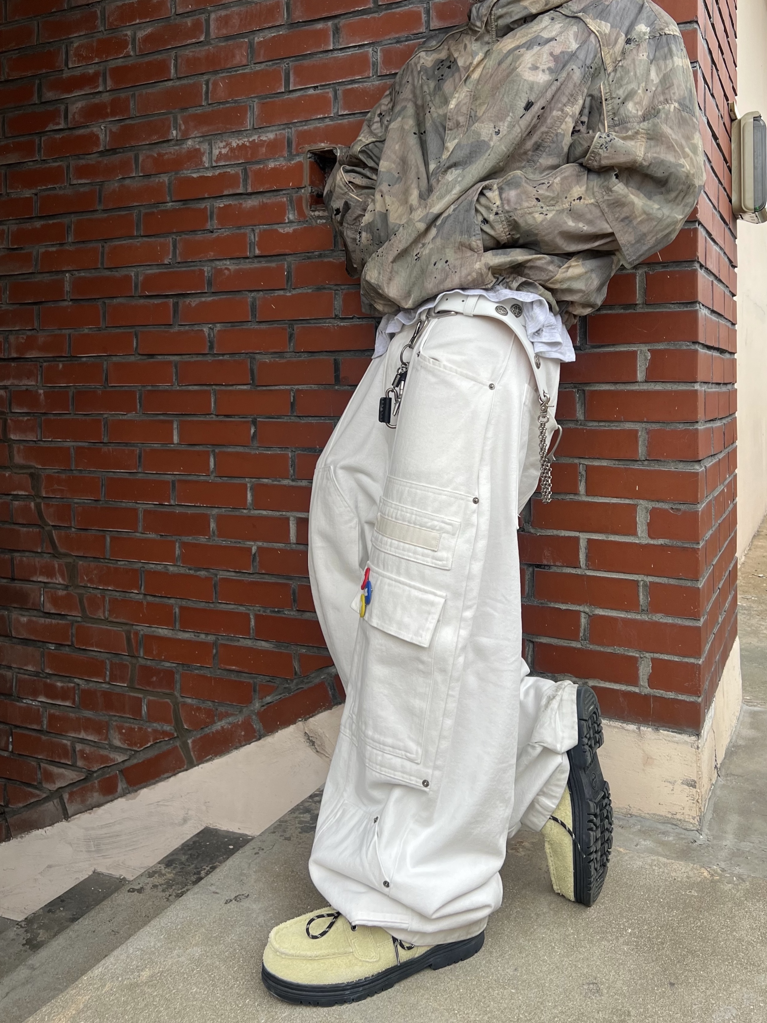 Nos Couleurs x Koin x Llud Rivet Carpenter Pants White, Timberland Heritage Gore-Tex Moc Toe Mid Boots Light Green Suede - Wide 착용 스타일 - 6