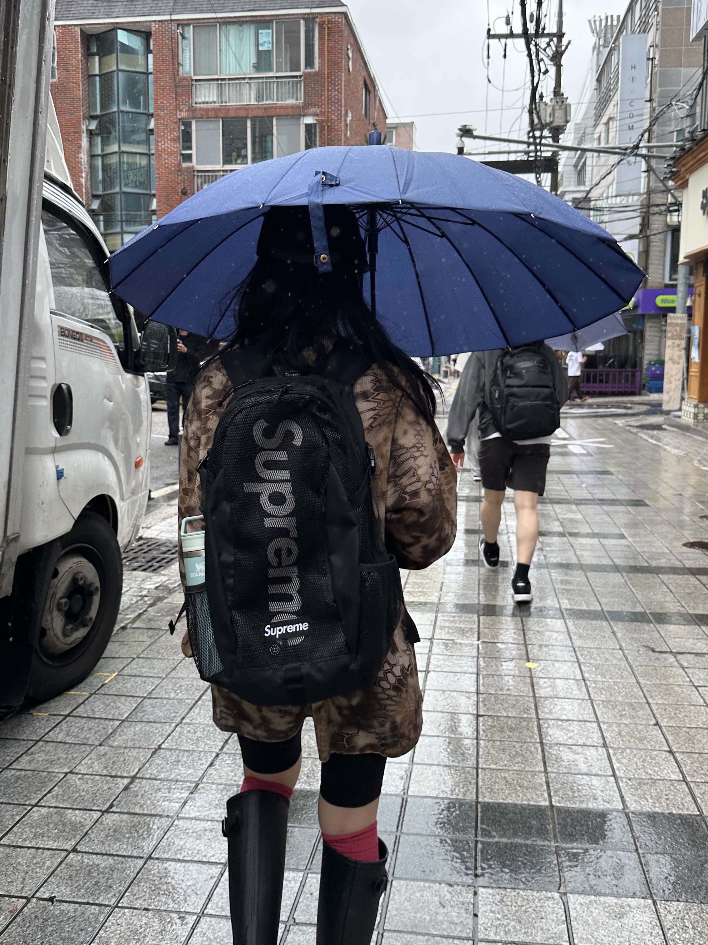 (W) Hunter Original Tall Rain Boots Black, Supreme Backpack Black - 20SS 착용 스타일 - 1