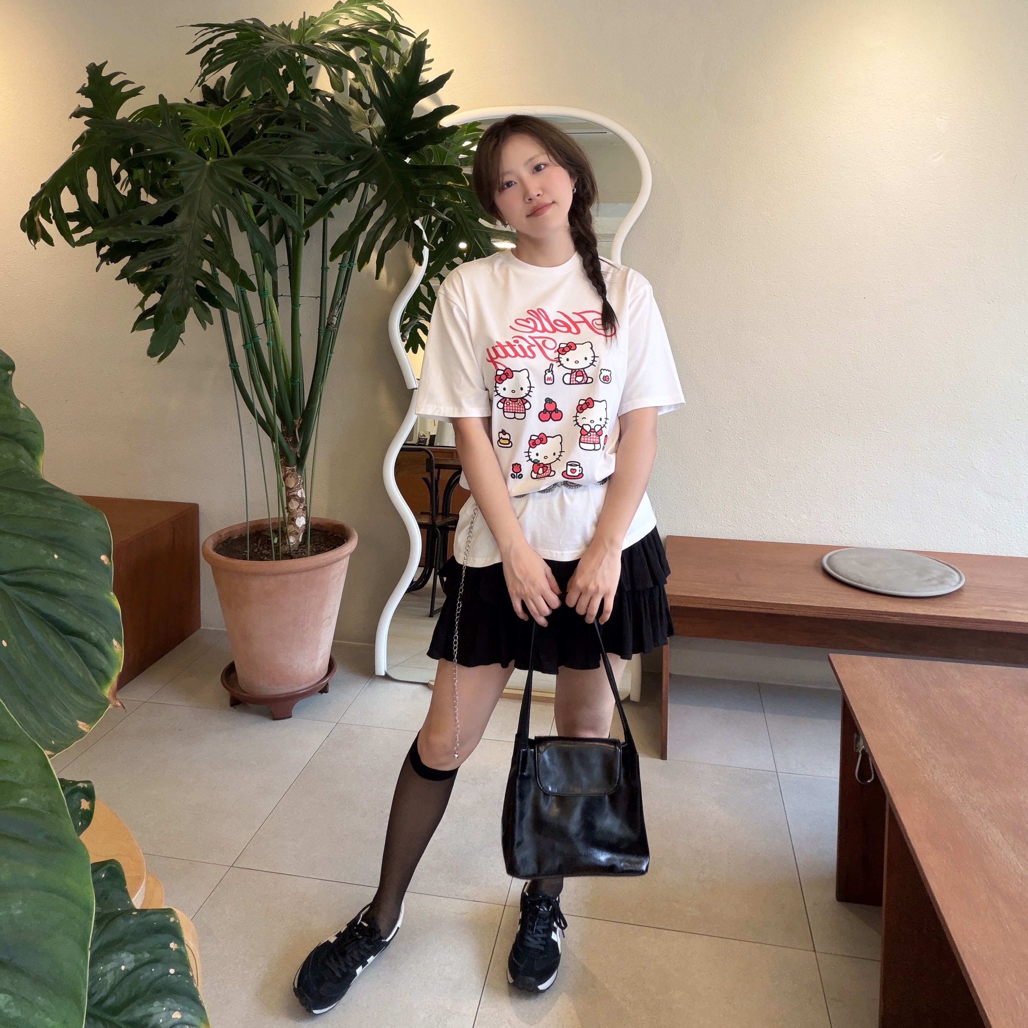 Spao x Hello Kitty Short Sleeve T-Shirt Red, Onitsuka Tiger Mexico 66 Black White 착용 스타일 - 4