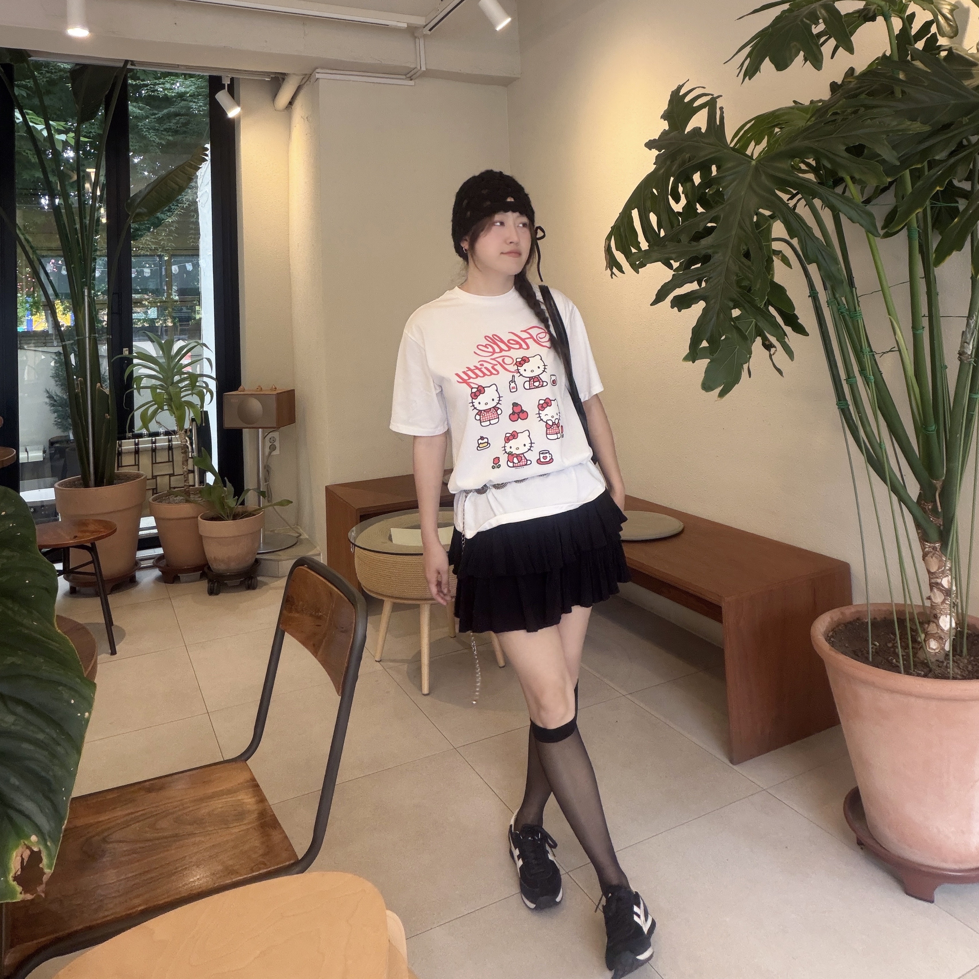Spao x Hello Kitty Short Sleeve T-Shirt Red, Onitsuka Tiger Mexico 66 Black White 착용 스타일 - 3