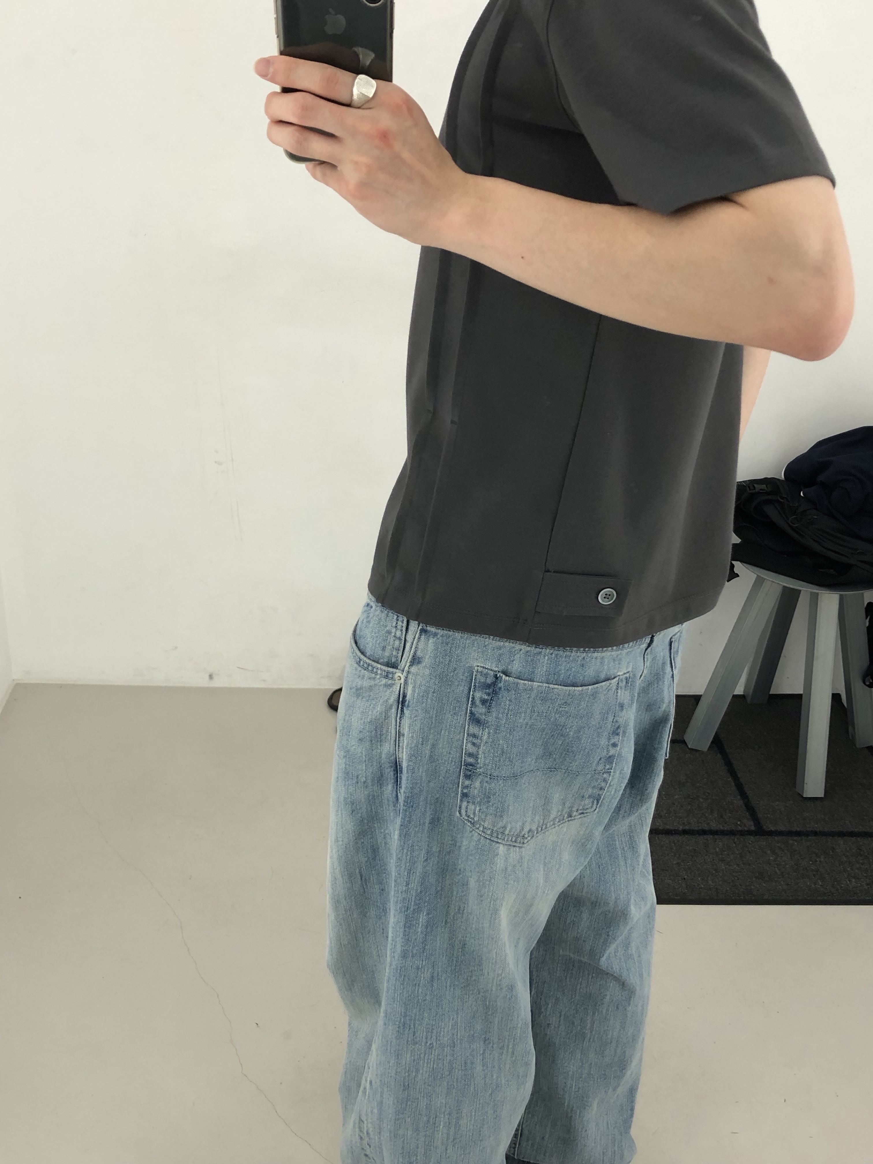 Hatchingroom Type 1 T-Shirt Charcoal, Hatchingroom Regular Selvedge Jeans Slub Light Blue 착용 스타일 - 2
